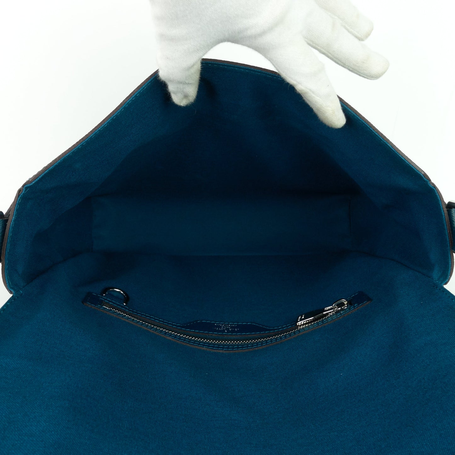 Louis Vuitto Roman MM Taiga Leather Messenger Bag