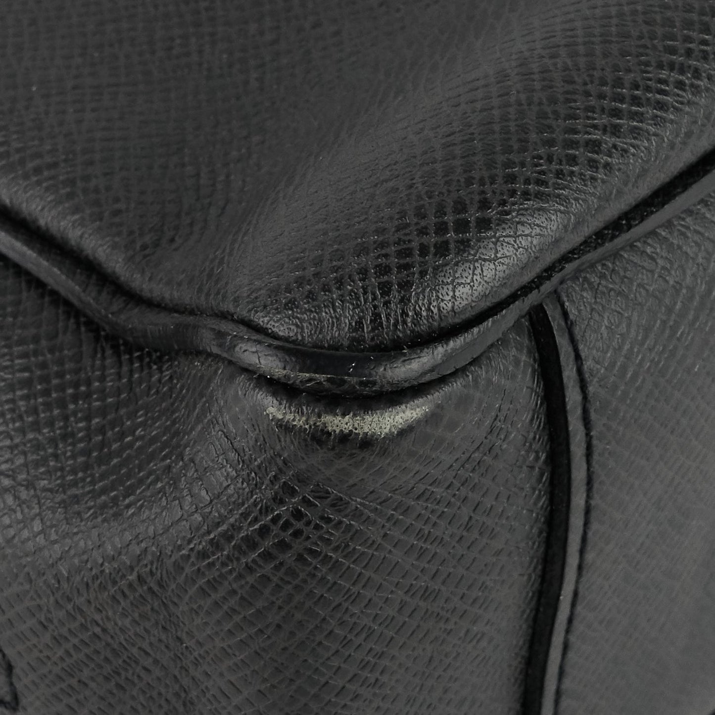 Louis Vuitto Roman MM Taiga Leather Messenger Bag