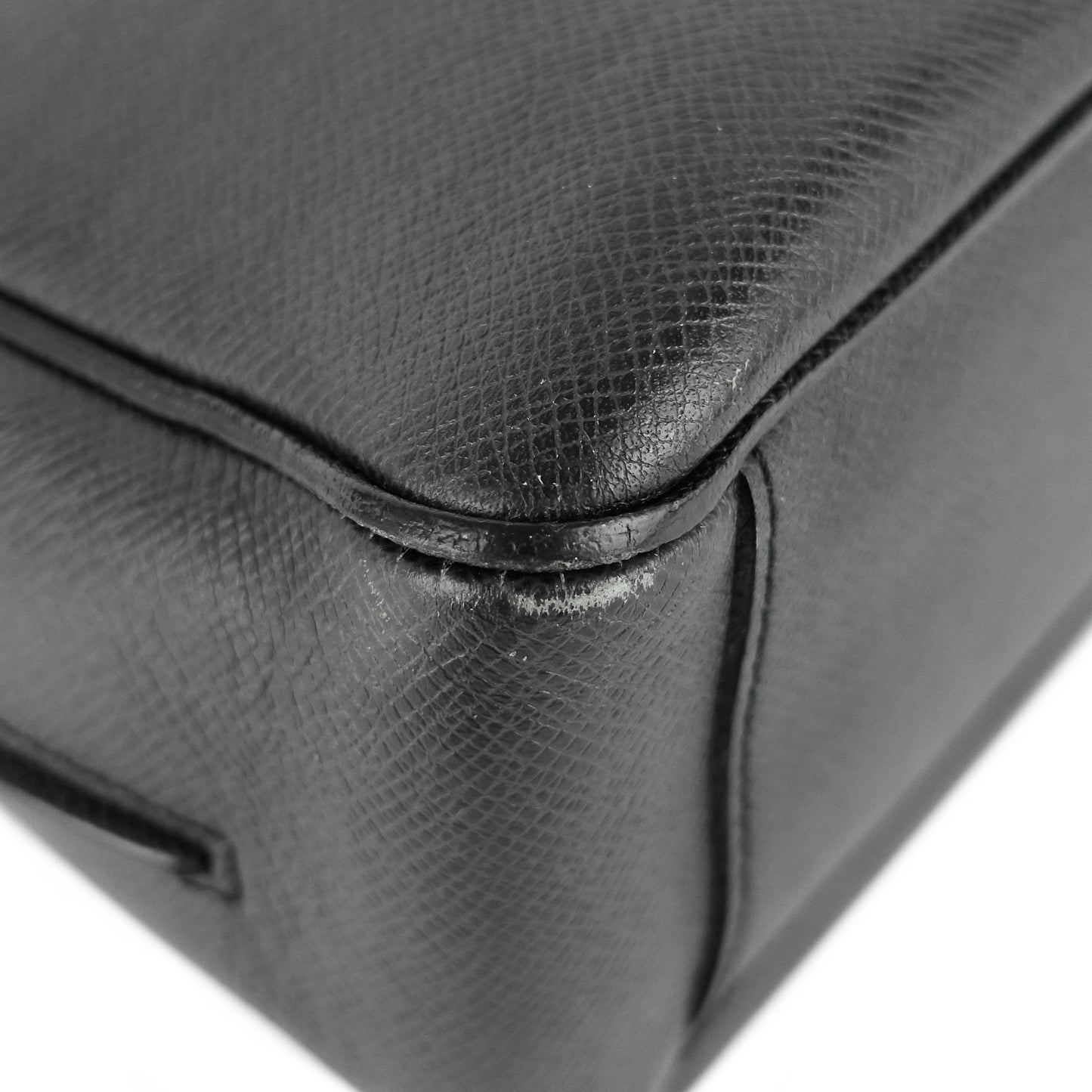 Louis Vuitto Roman MM Taiga Leather Messenger Bag