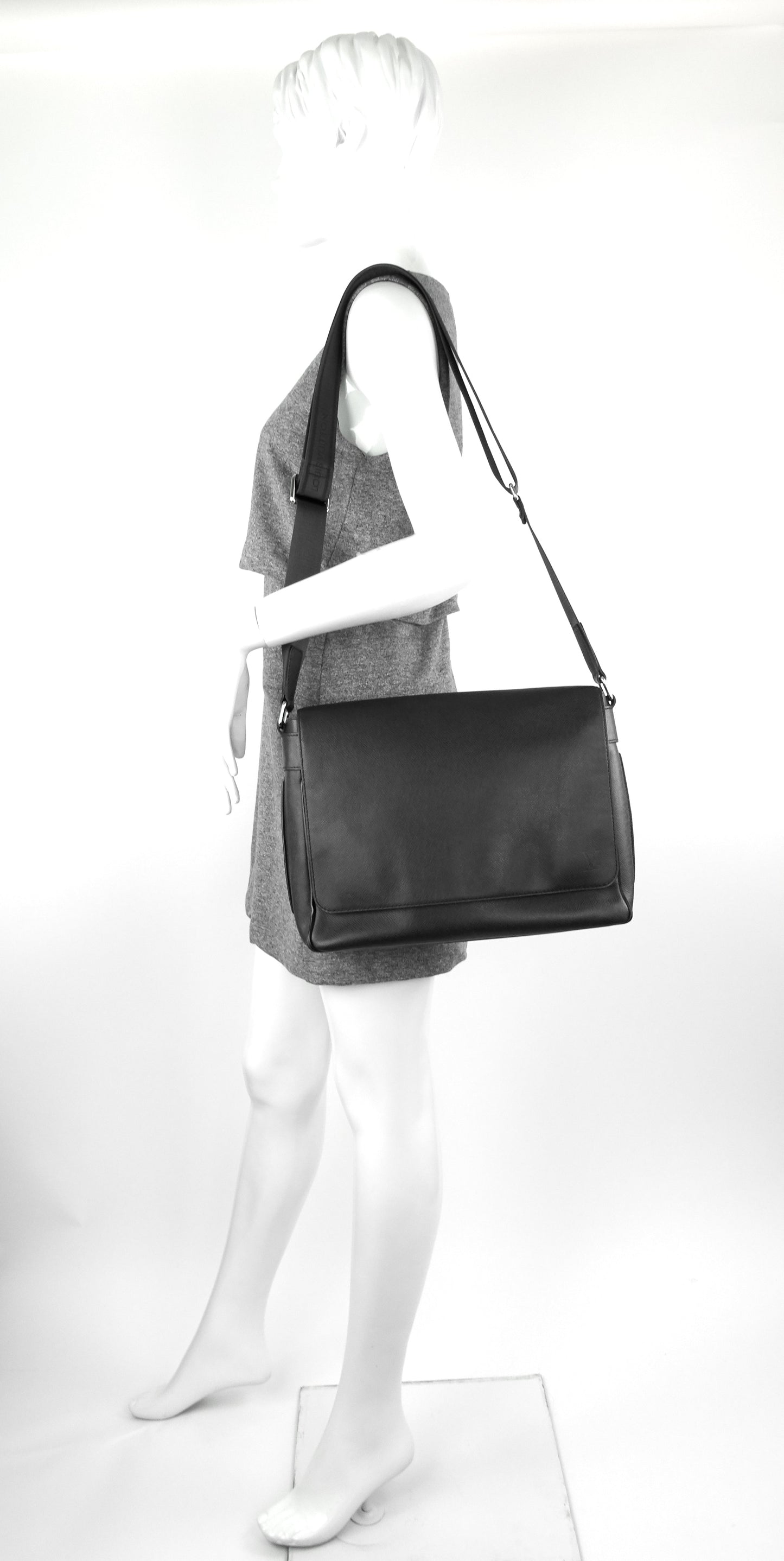 Louis Vuitto Roman MM Taiga Leather Messenger Bag