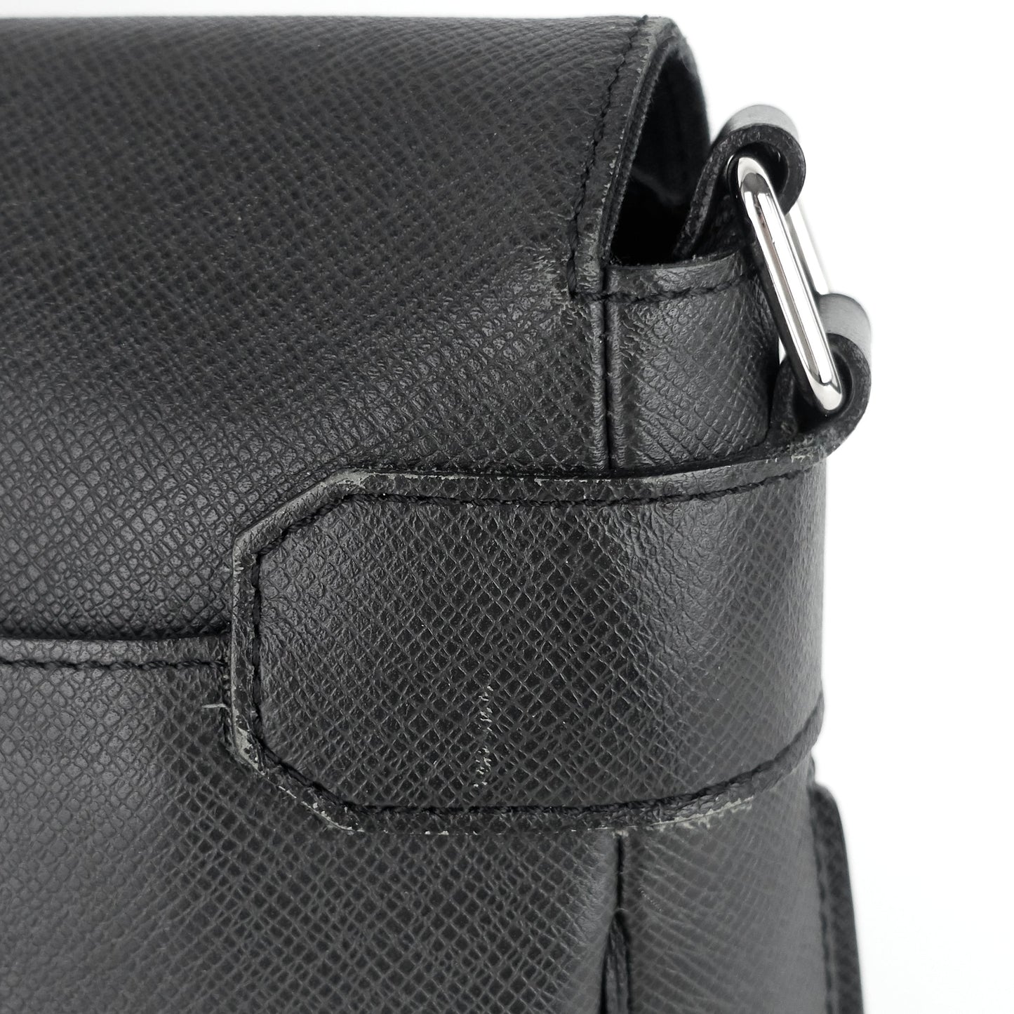 Louis Vuitto Roman MM Taiga Leather Messenger Bag