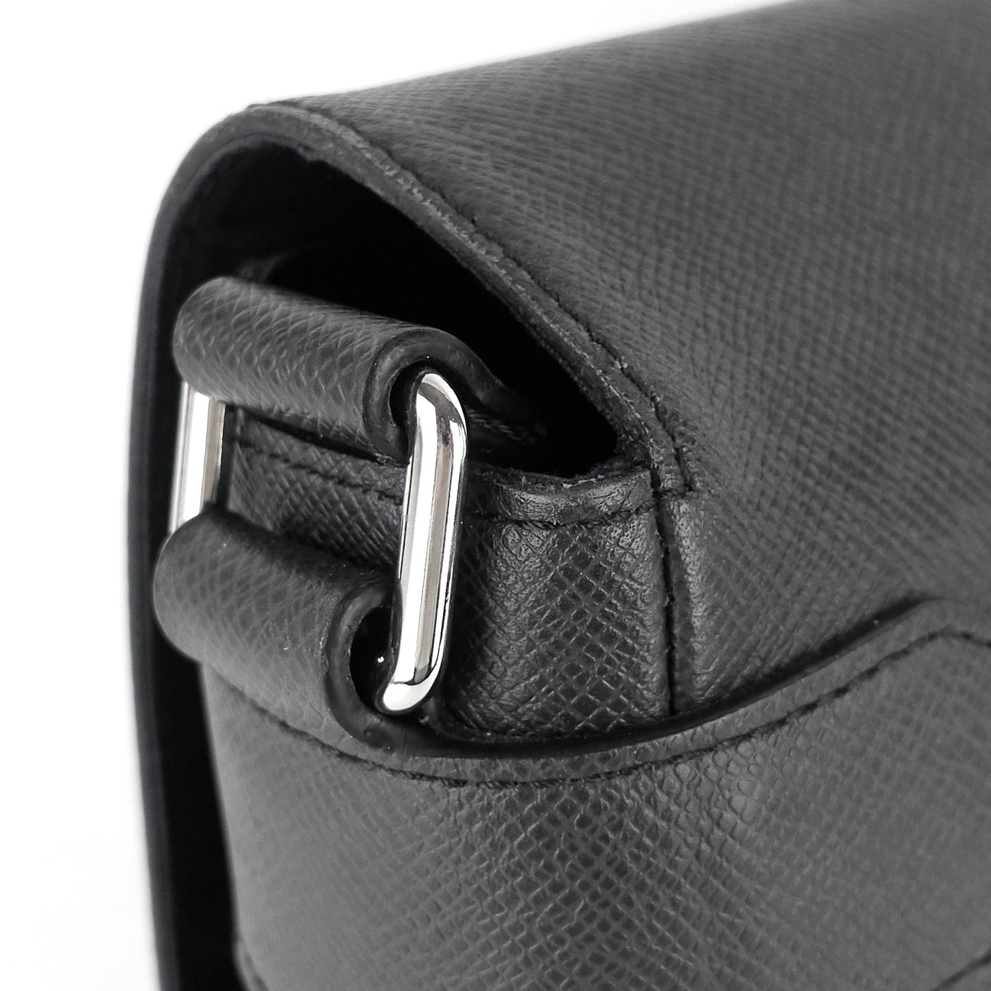 Louis Vuitto Roman MM Taiga Leather Messenger Bag