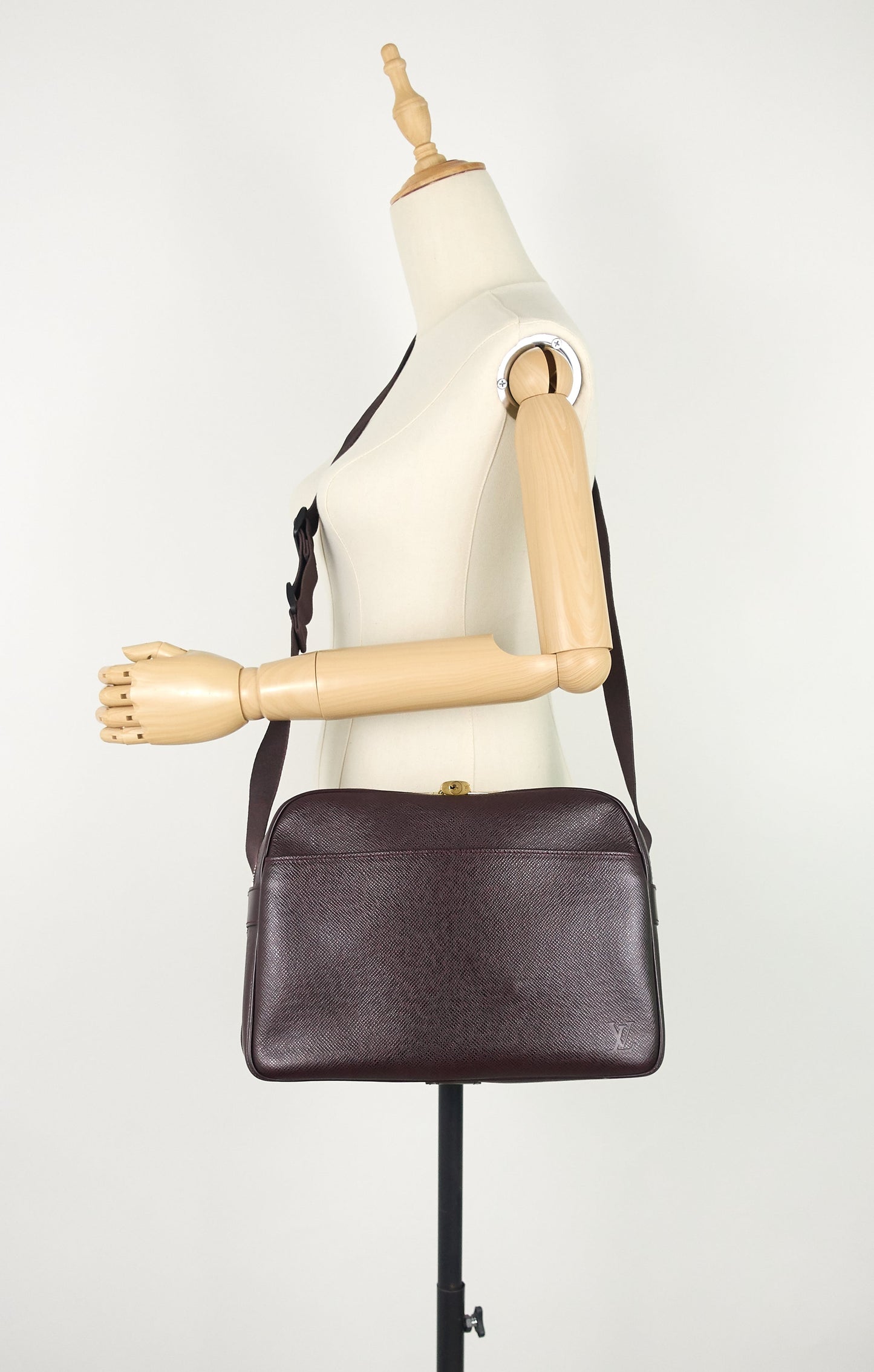 Louis Vuitto Reporter PM Taiga Leather Messenger Bag