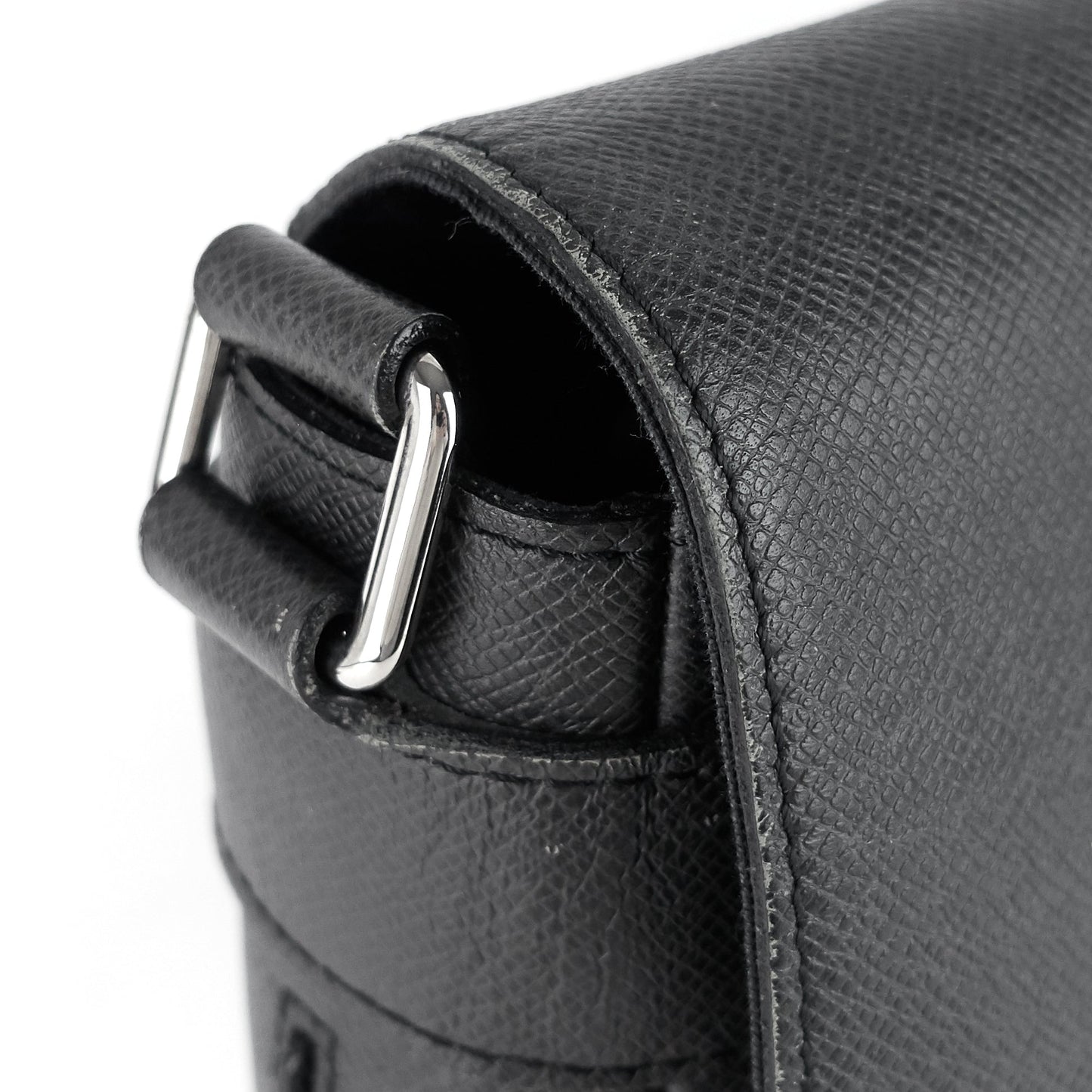 Louis Vuitto Roman MM Taiga Leather Messenger Bag