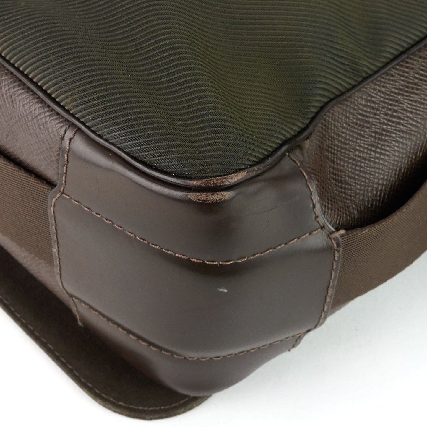 Louis Vuitto Viktor Taiga Leather Messenger Bag