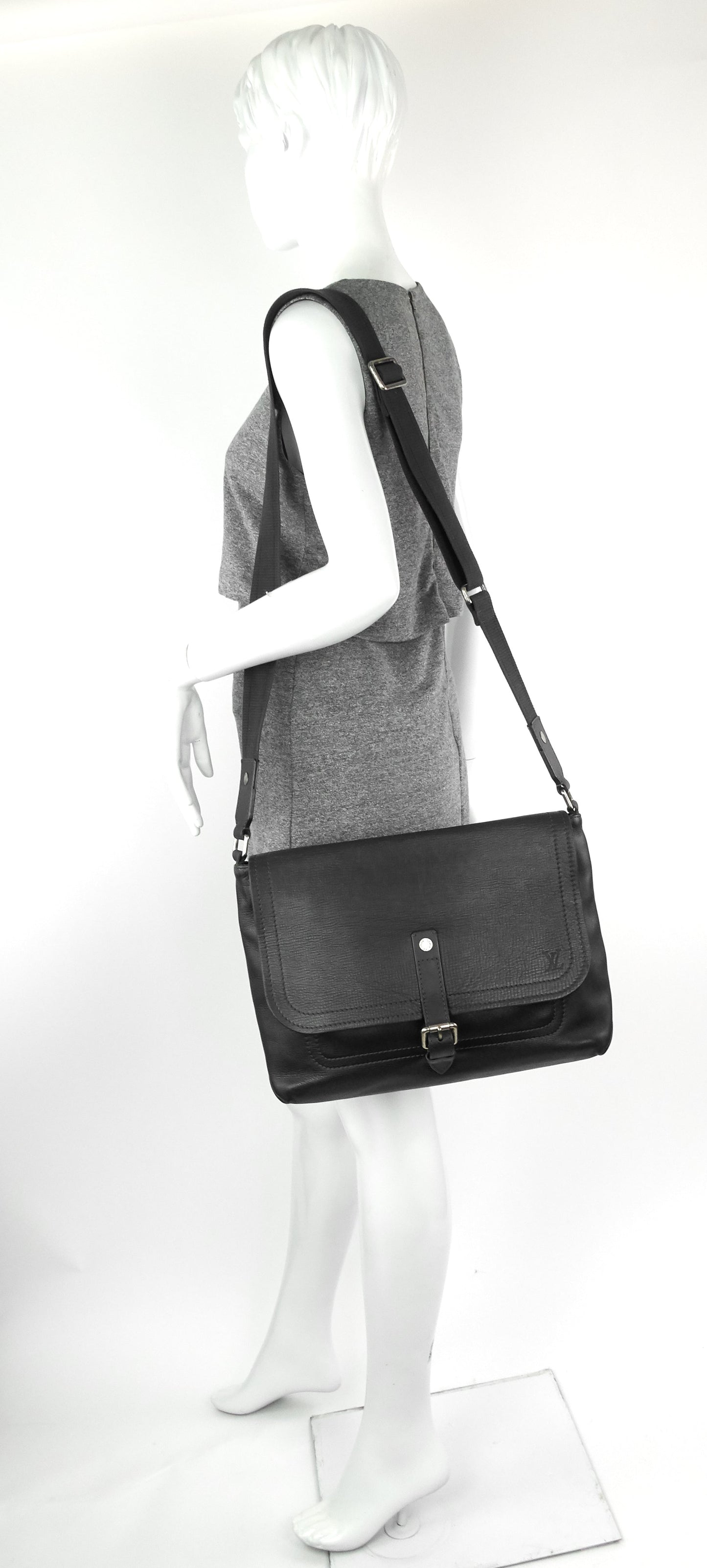 Louis Vuitto Omaha Utah Leather Messenger Bag