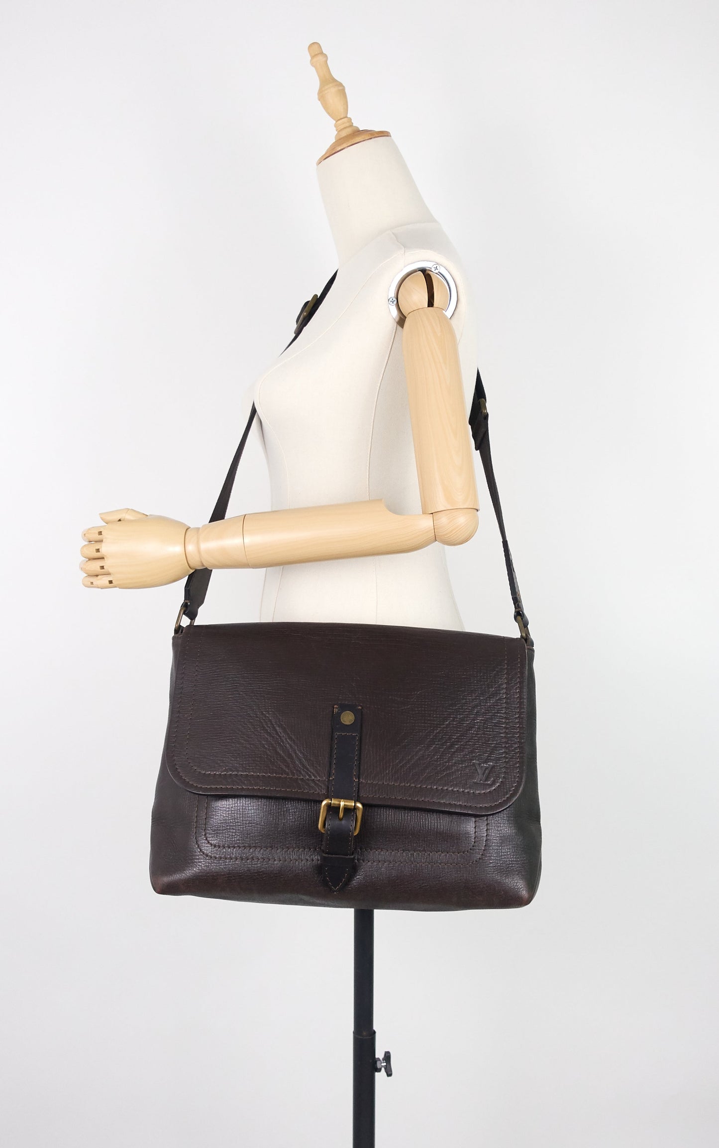 Louis Vuitto Omaha Utah Leather Messenger Bag