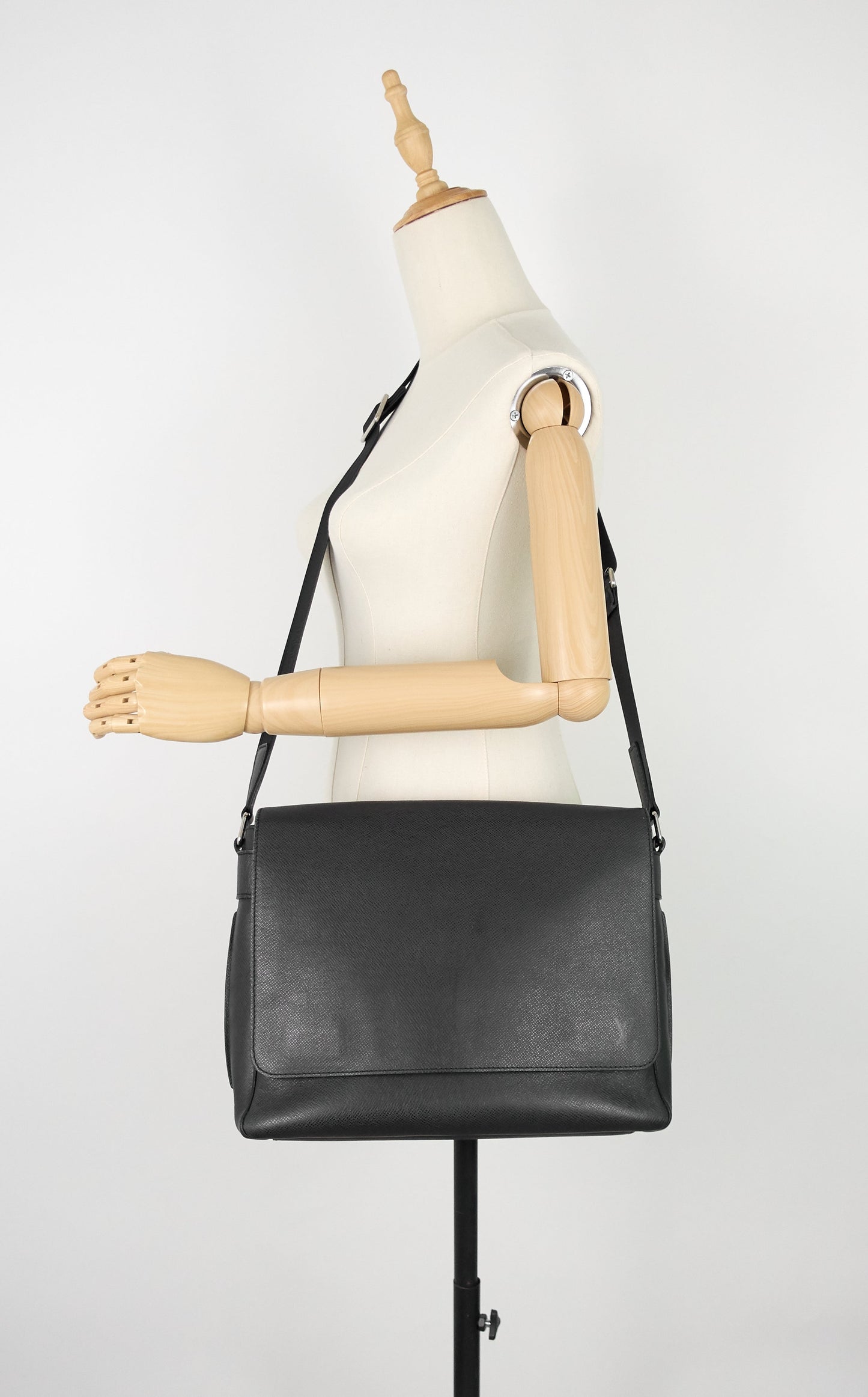 Louis Vuitto Roman MM Taiga Leather Messenger Bag