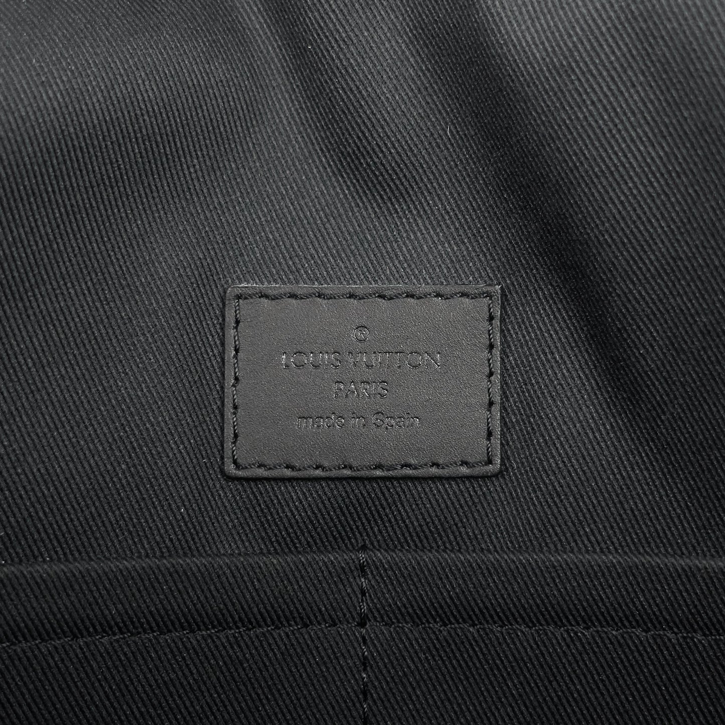 Louis Vuitto District Damier Infini Leather Messenger MM Bag
