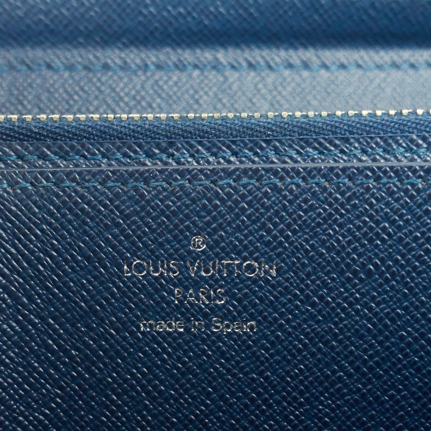 Louis Vuitto Zippy XL Taiga Leather Organizer Wallet
