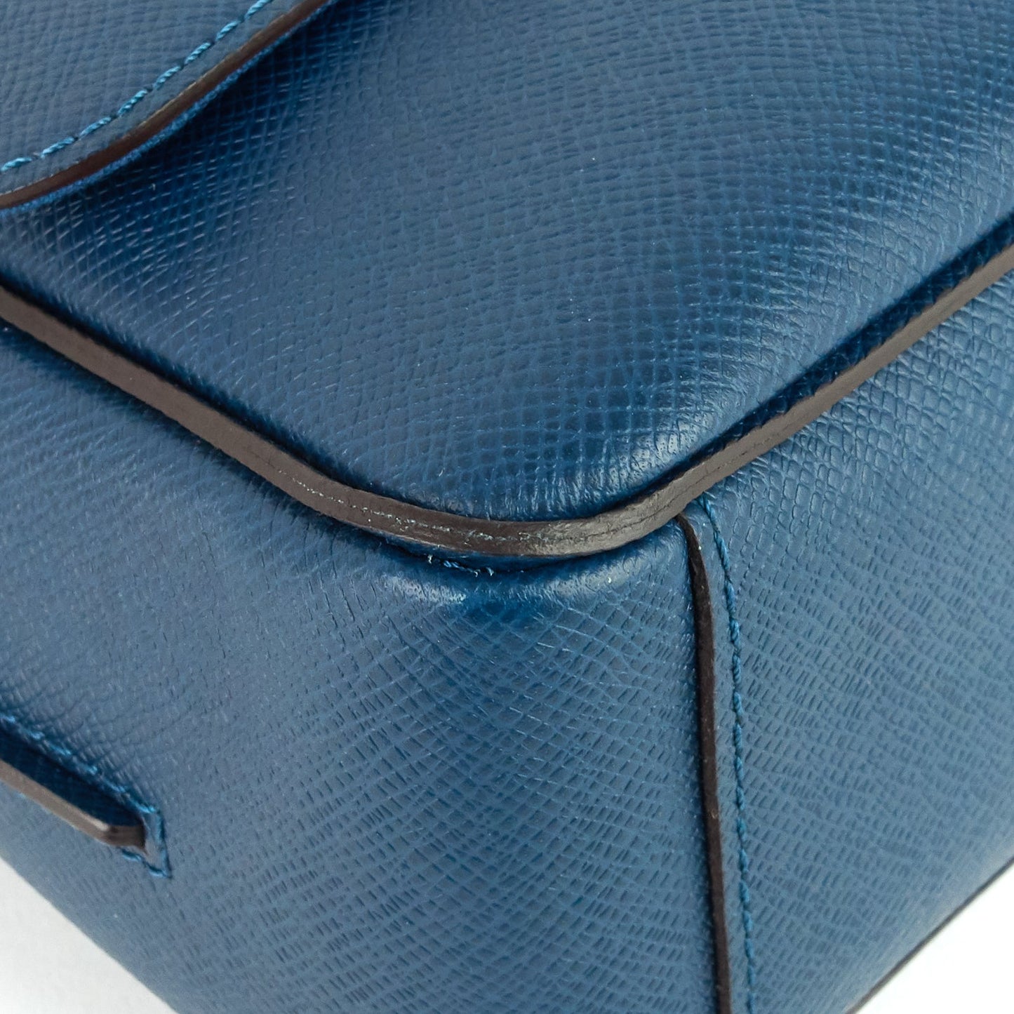 Louis Vuitto Roman MM Taiga Leather Messenger Bag