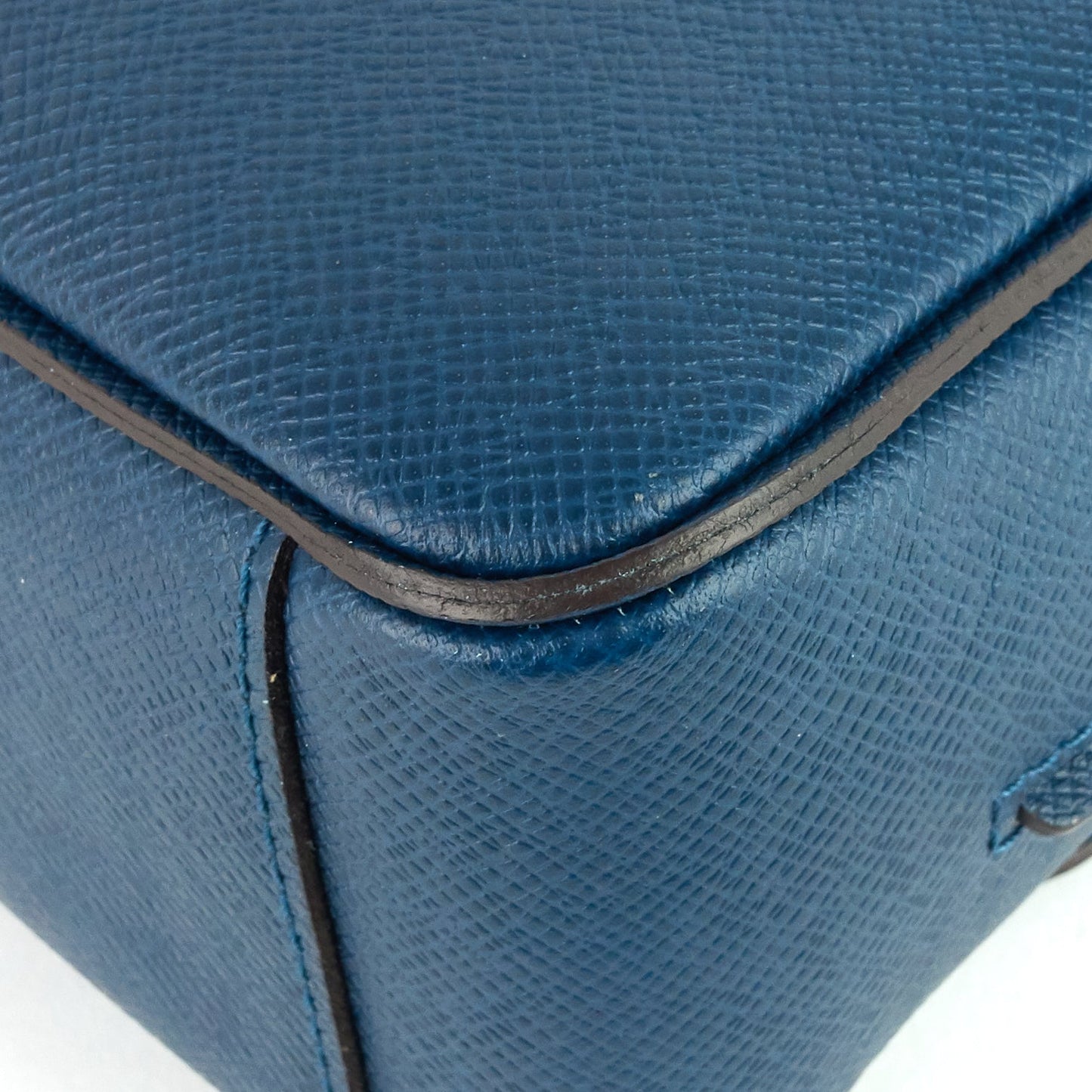 Louis Vuitto Roman MM Taiga Leather Messenger Bag