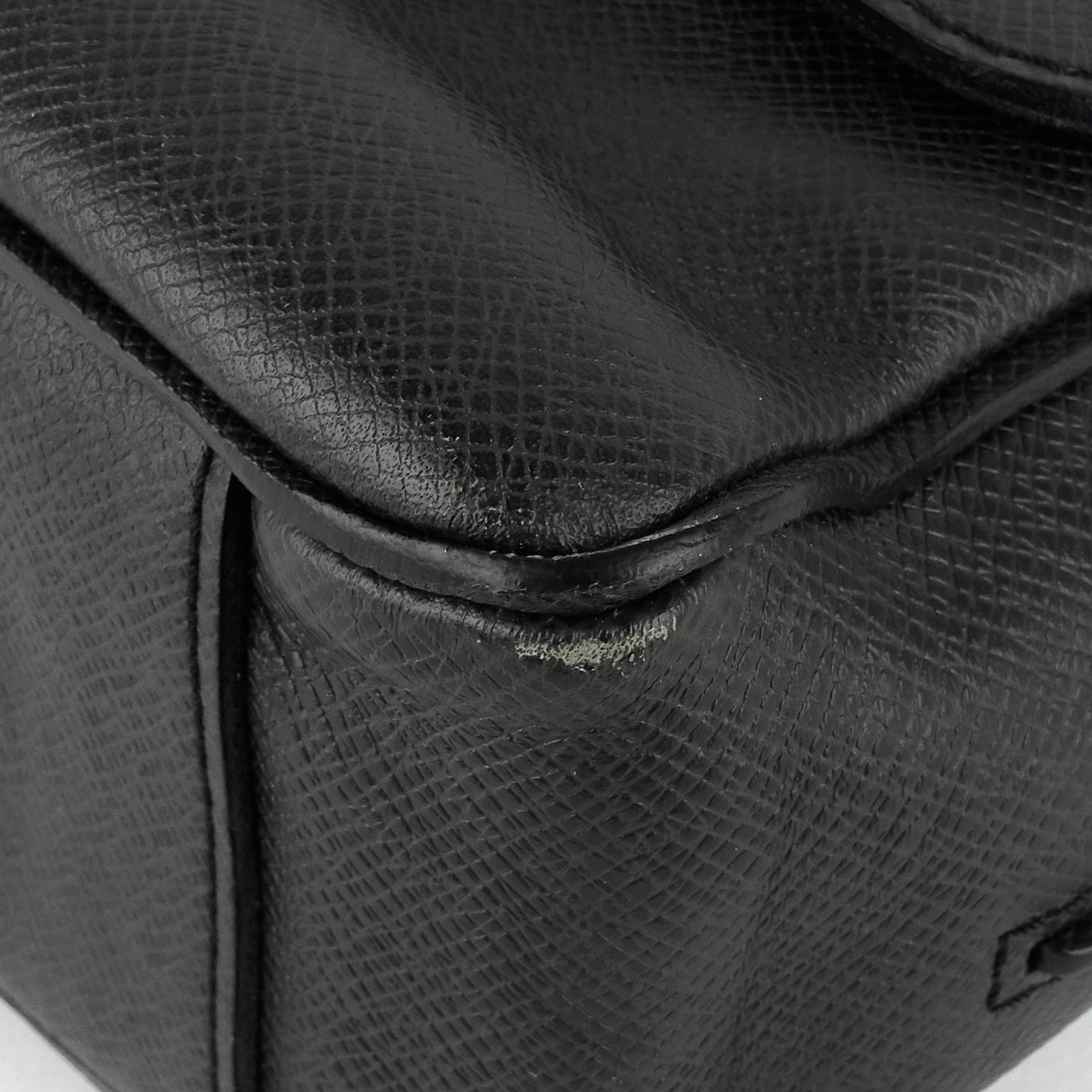 Louis Vuitto Roman MM Taiga Leather Messenger Bag