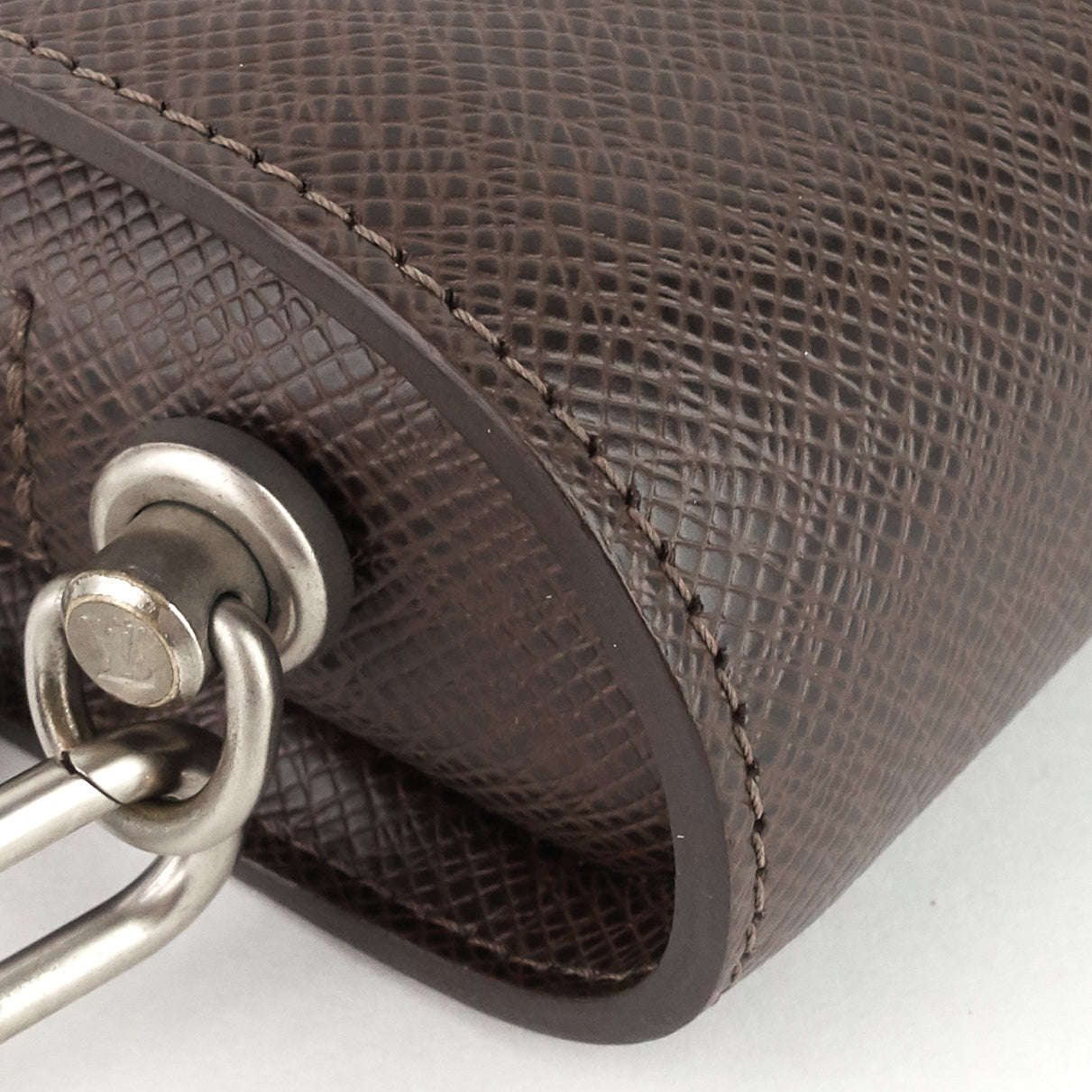 Louis Vuitto Pochette Baikal Grizzli Taiga Leather Bag