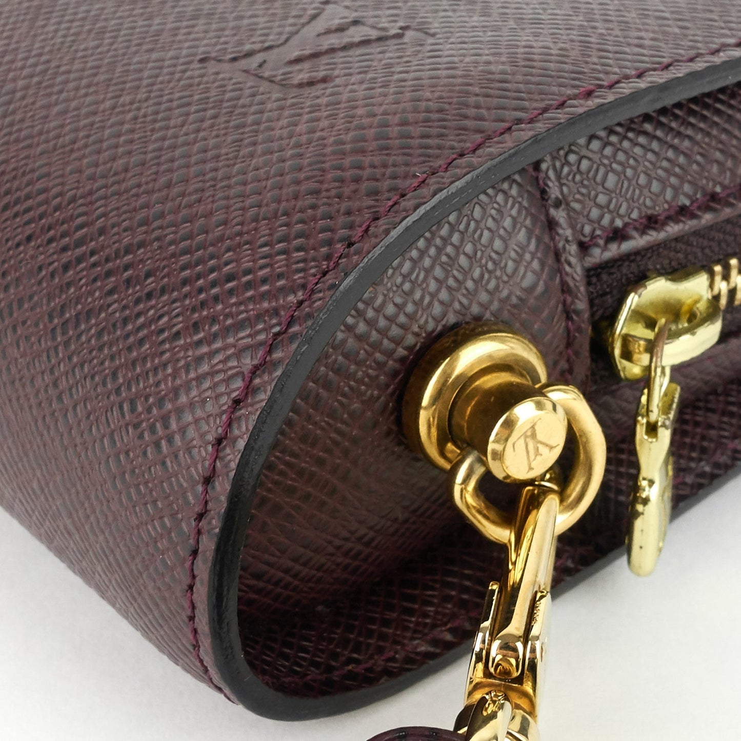 Louis Vuitto Pochette Baikal Acajou Taiga Leather Bag