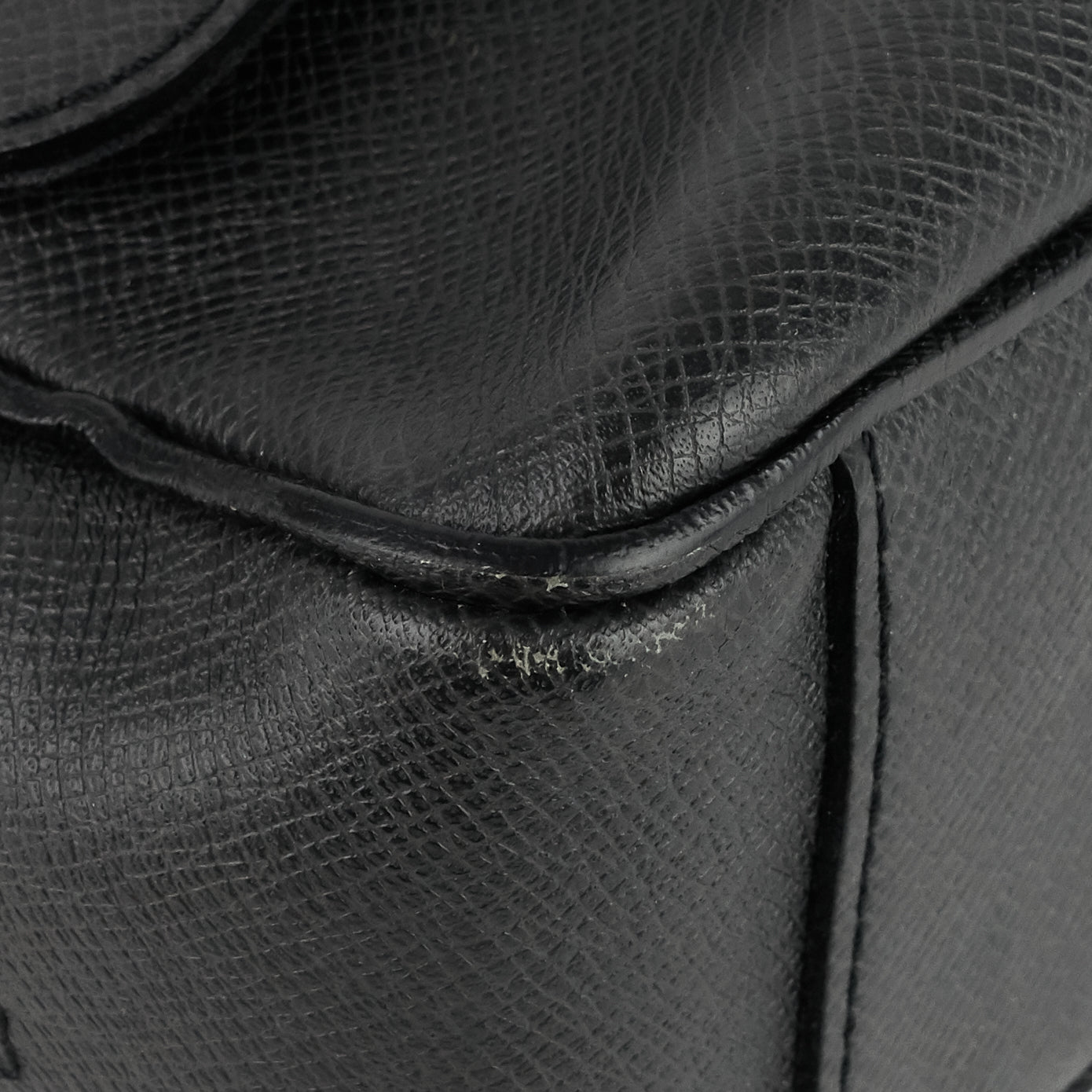 Louis Vuitto Roman MM Taiga Leather Messenger Bag