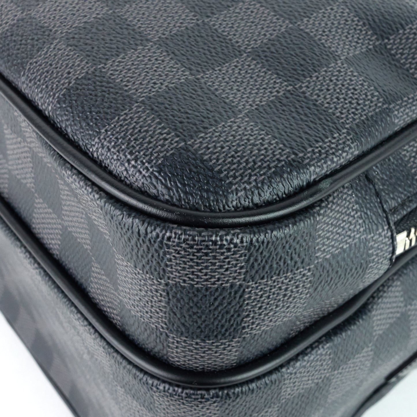 Louis Vuitto Leoh Damier Graphite Canvas Messenger Bag