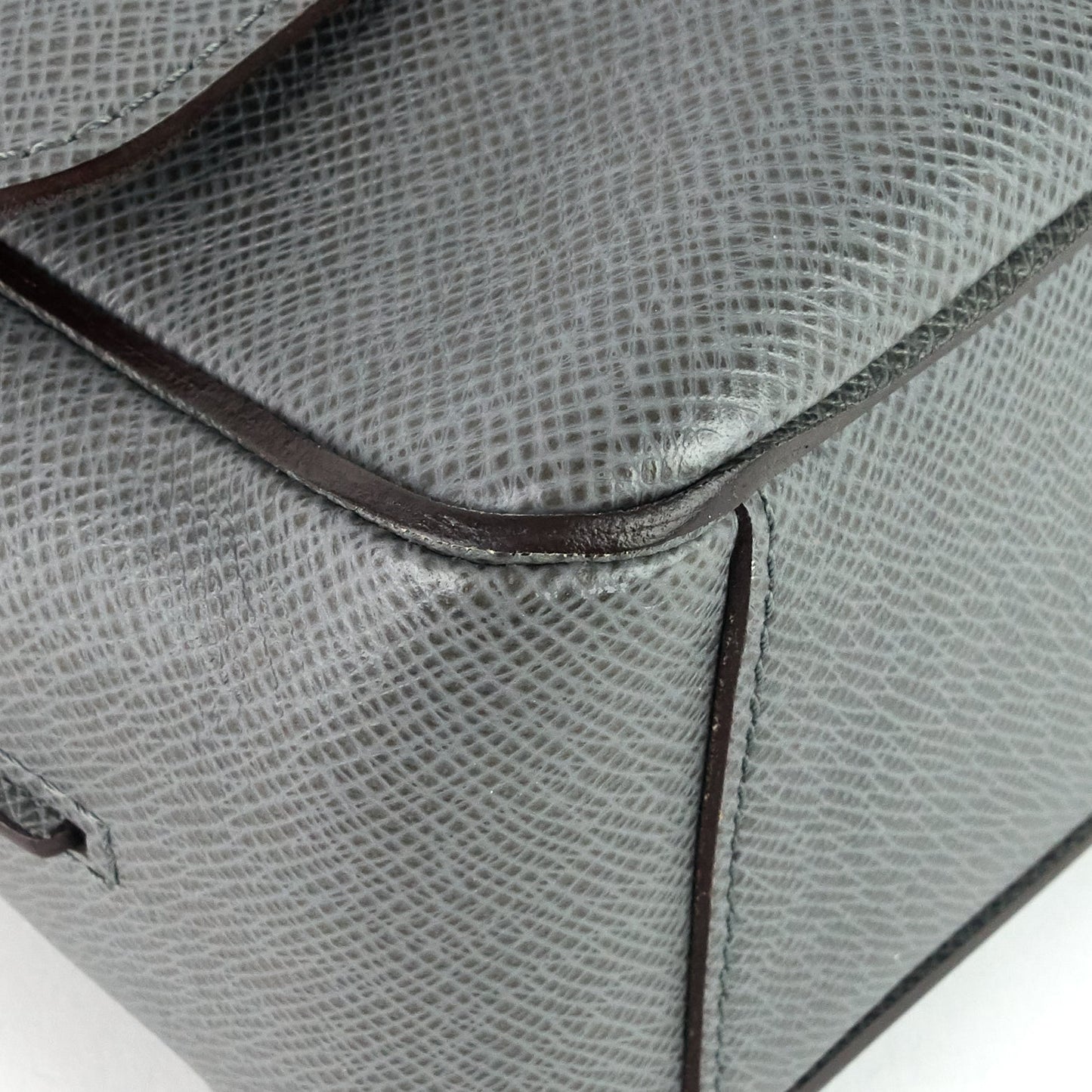 Louis Vuitto Roman MM Taiga Leather Messenger Bag