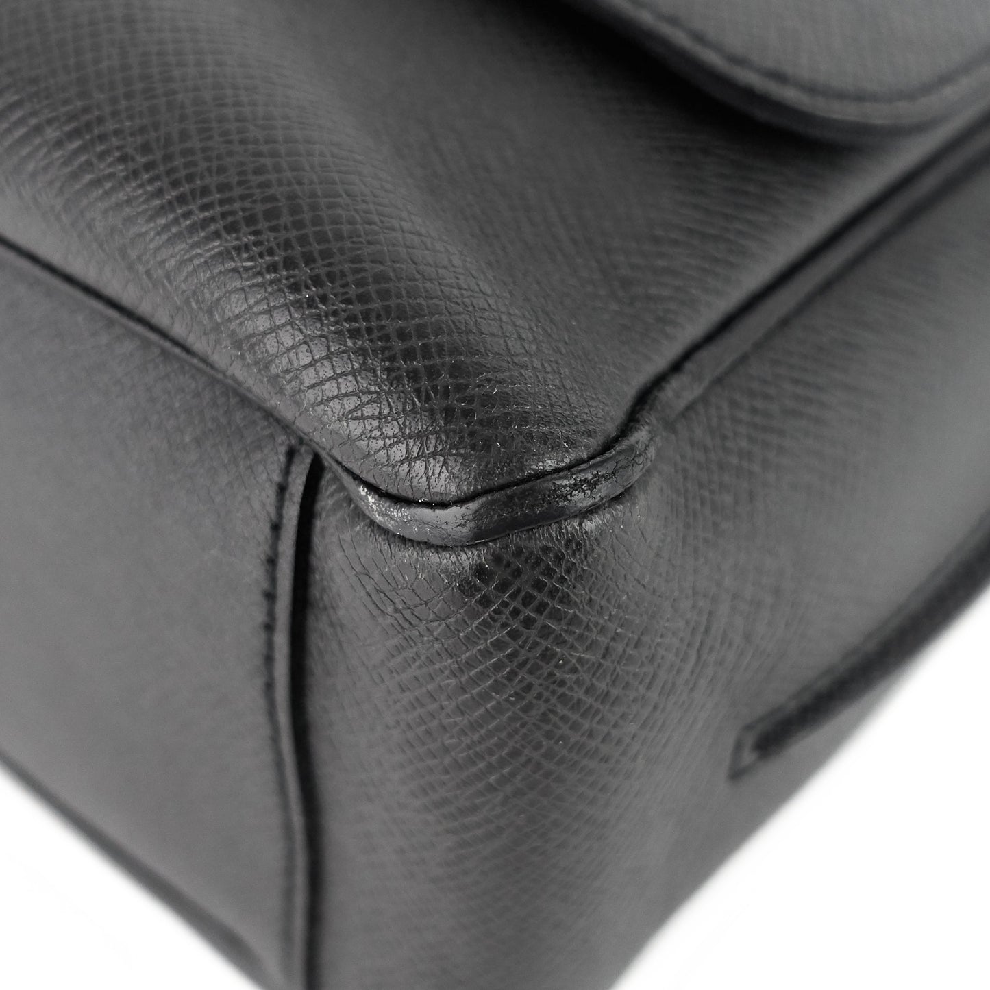 Louis Vuitto Roman MM Taiga Leather Messenger Bag