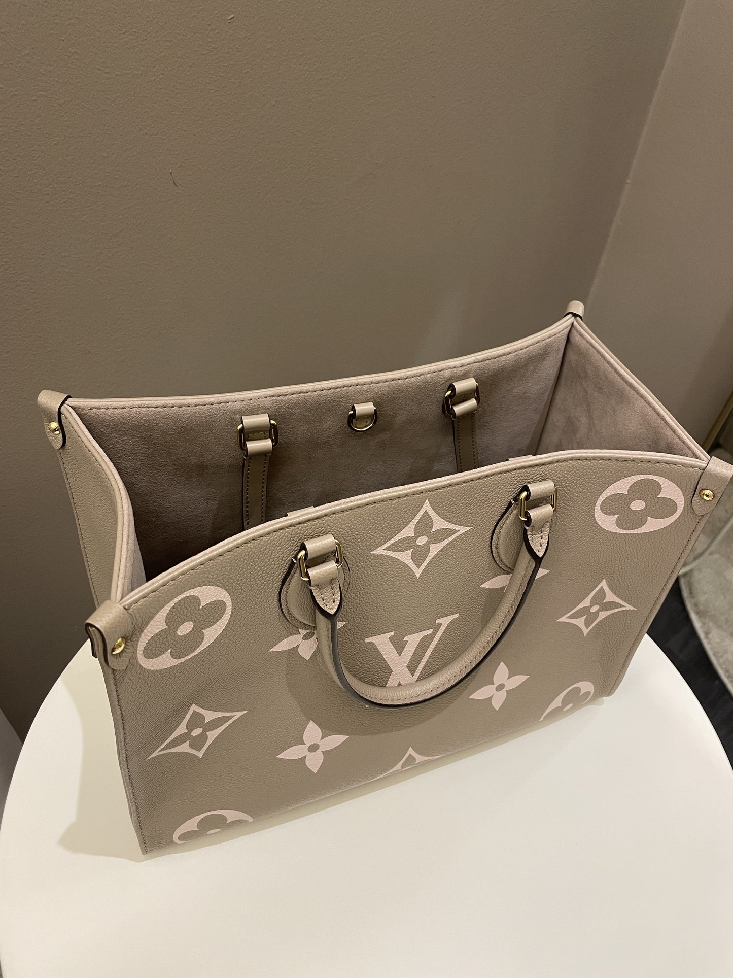 Louis Vuitton OnTheGo MM Tourterelle / Crème