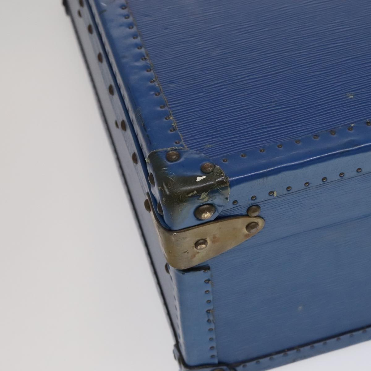 Elegant Leather Trunk with Key and Clochette