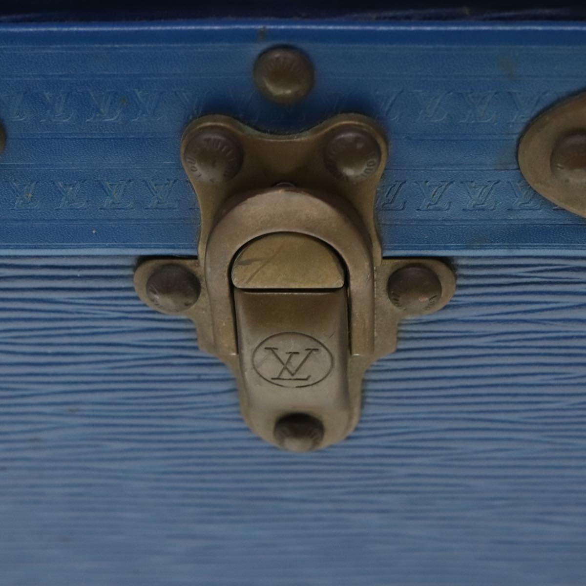 Elegant Leather Trunk with Key and Clochette