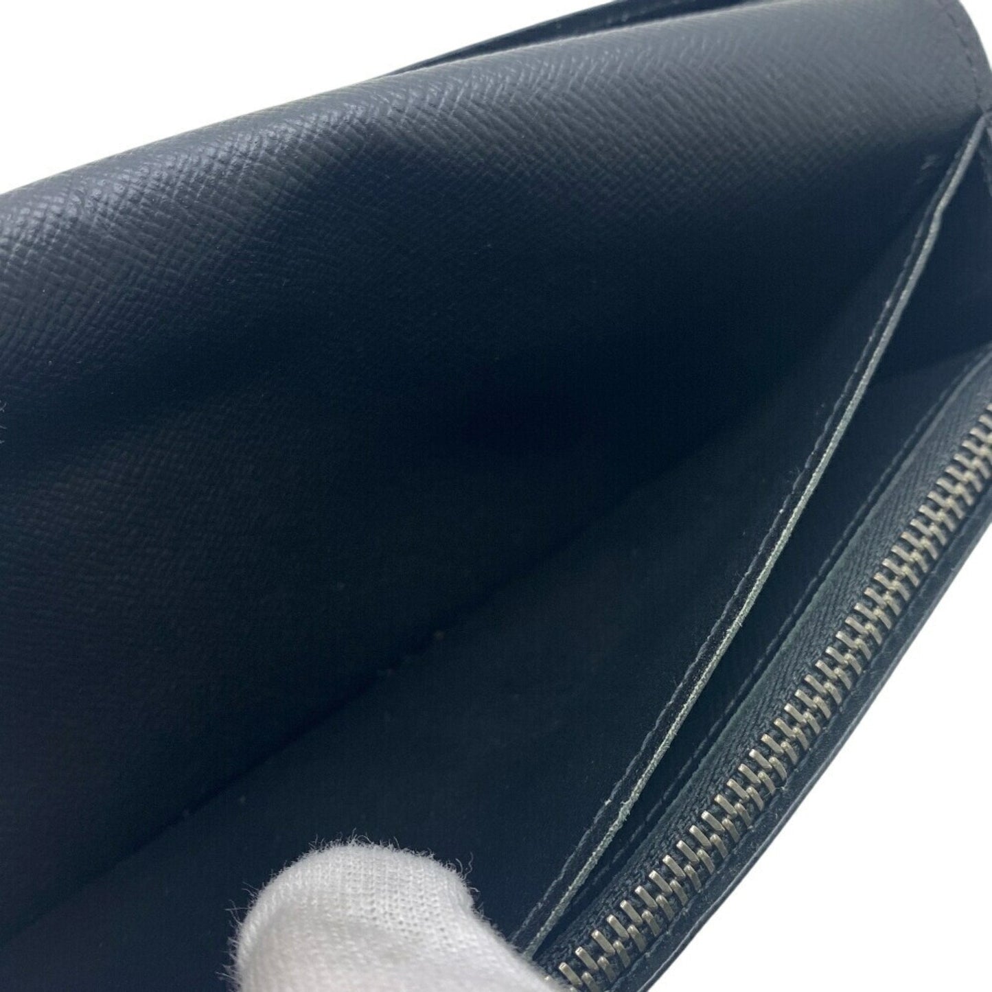 Canvas Wallet with Multiple Compartments and Sleek Design