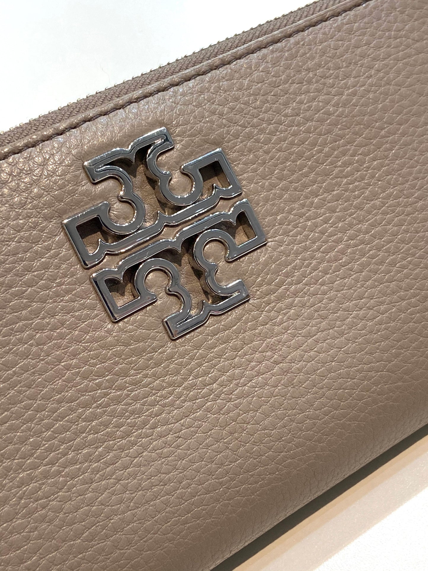 TORY BURCH BRITTEN ZIP AROUND CONTINENTAL LEATHER WALLET