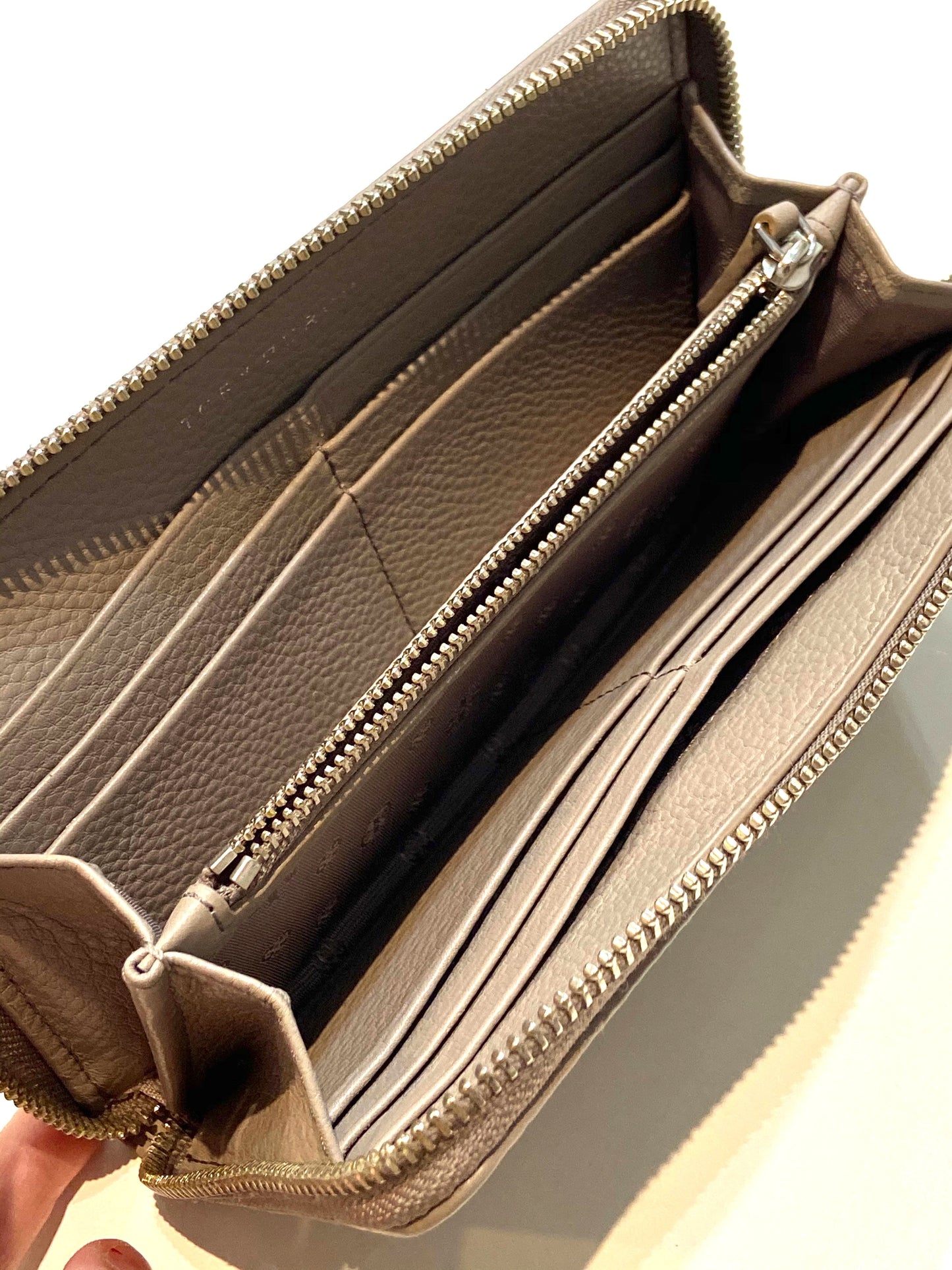 TORY BURCH BRITTEN ZIP AROUND CONTINENTAL LEATHER WALLET