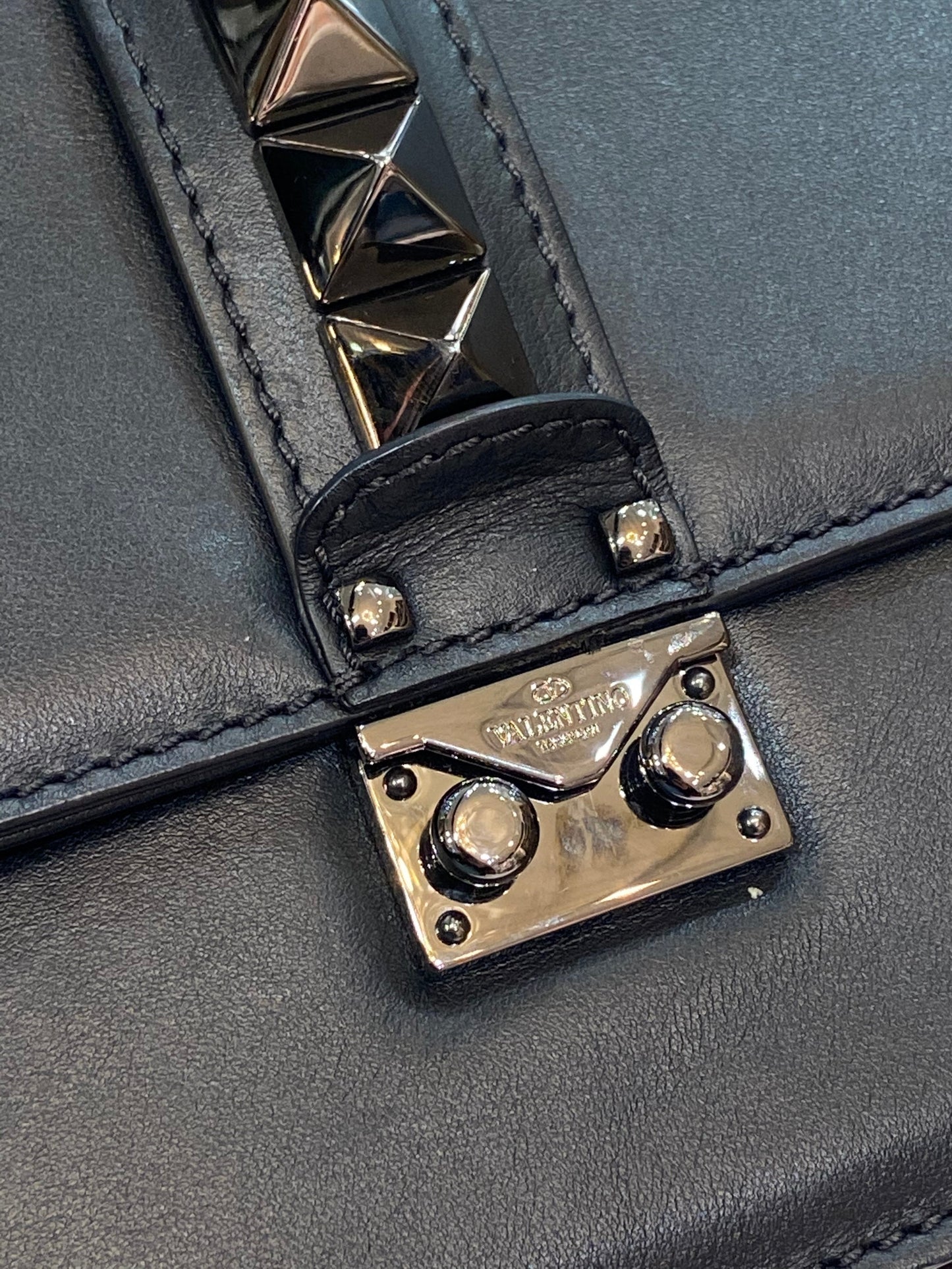 VALENTINO GARAVANI VITELLO GLAM CALFSKIN ROCKSTUD FLAP BAG
