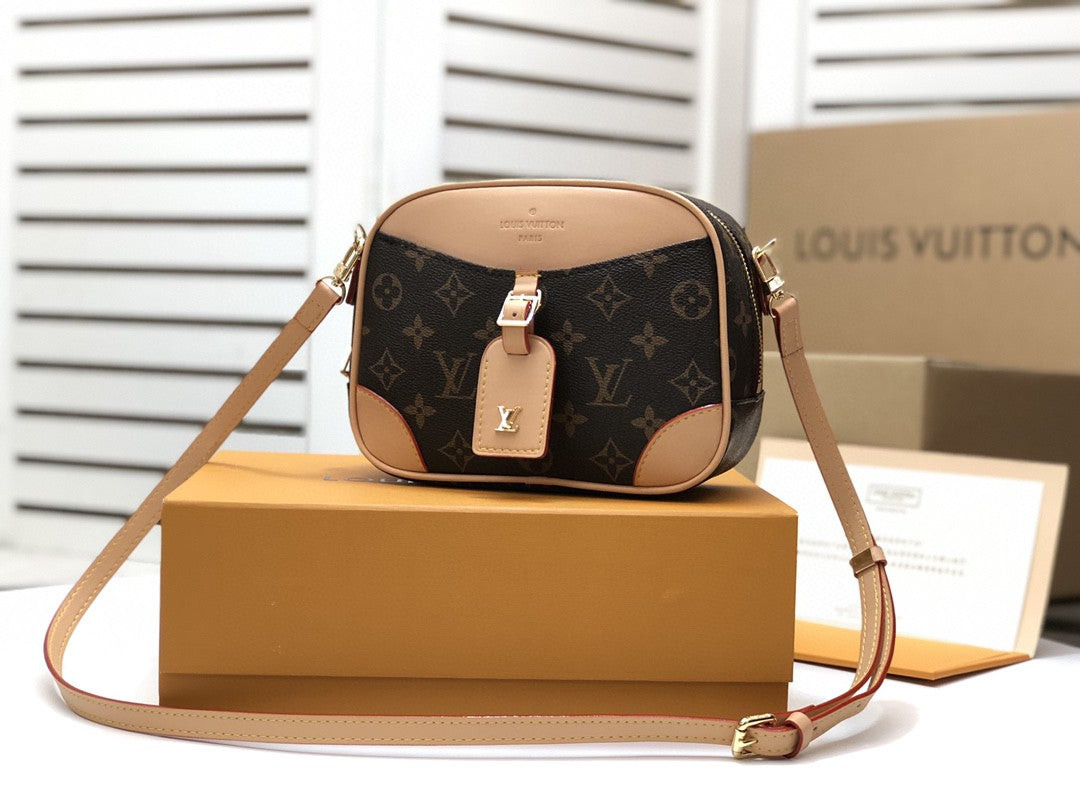 LV Deauville Mini Monogram Canvas By Nicolas Ghesquiere For Women, WomenÃ¢â‚¬â„¢s Handbags, Shoulder And Crossbody Bags 8.3in/22cm LV M45528