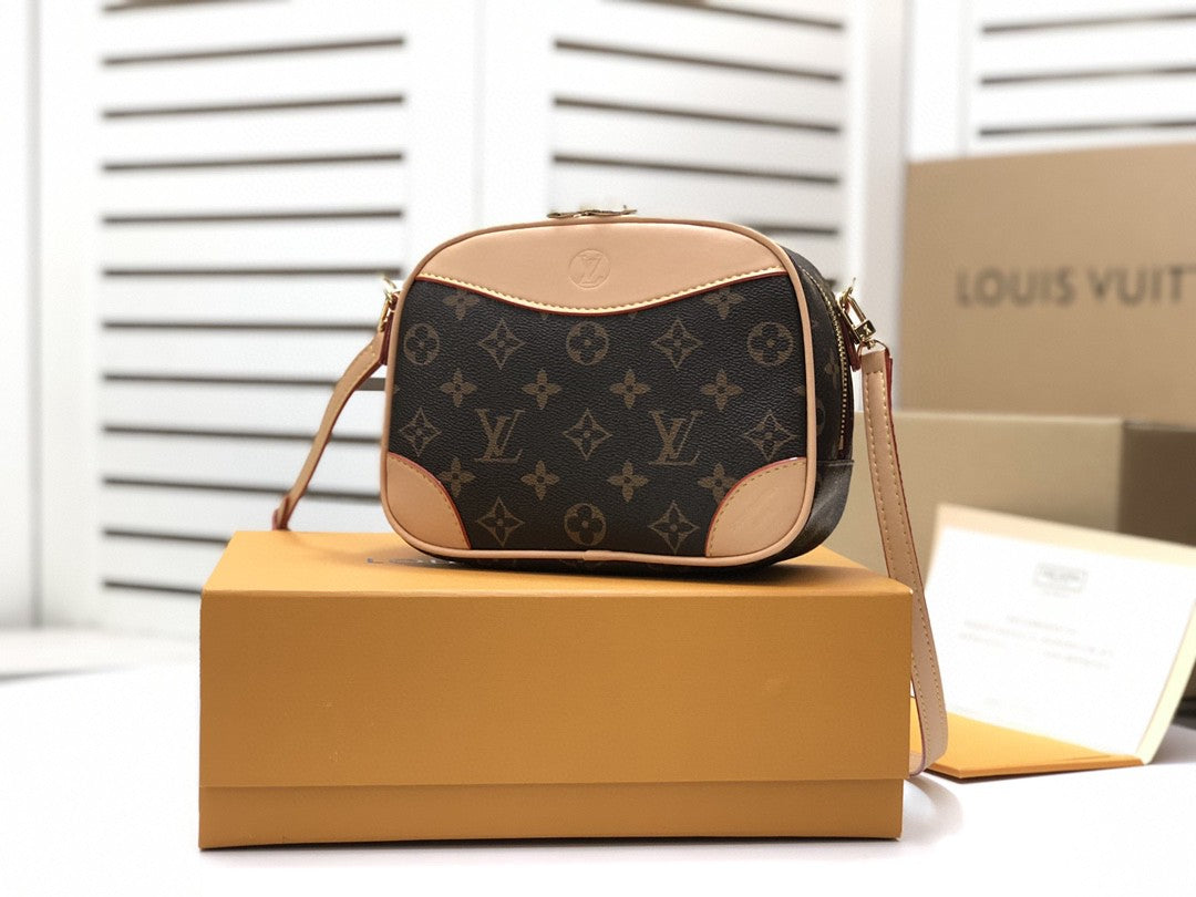 LV Deauville Mini Monogram Canvas By Nicolas Ghesquiere For Women, WomenÃ¢â‚¬â„¢s Handbags, Shoulder And Crossbody Bags 8.3in/22cm LV M45528