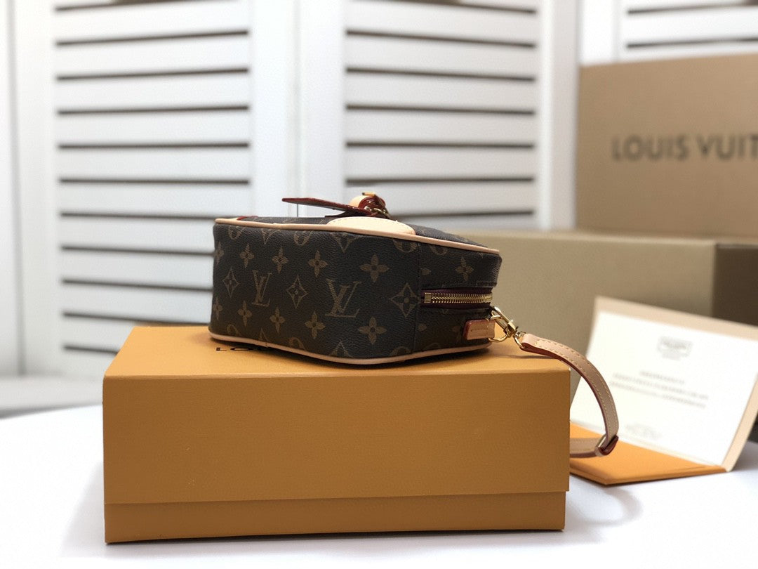 LV Deauville Mini Monogram Canvas By Nicolas Ghesquiere For Women, WomenÃ¢â‚¬â„¢s Handbags, Shoulder And Crossbody Bags 8.3in/22cm LV M45528