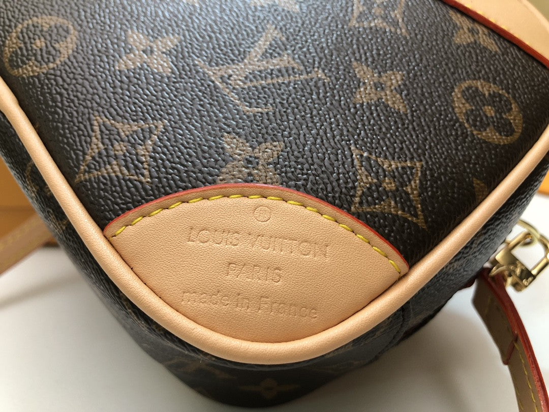 LV Deauville Mini Monogram Canvas By Nicolas Ghesquiere For Women, WomenÃ¢â‚¬â„¢s Handbags, Shoulder And Crossbody Bags 8.3in/22cm LV M45528