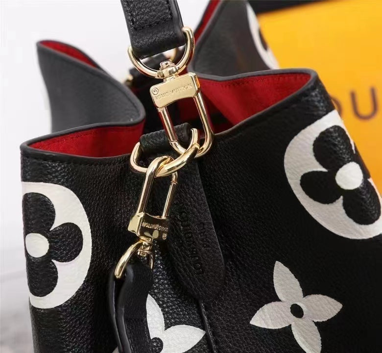 LV NÃƒÂ©oNoÃƒÂ© MM LV Initials And Monogram GlamIowers Black/White For Women, WoHandbags 10.2in/26cm LV M45497
