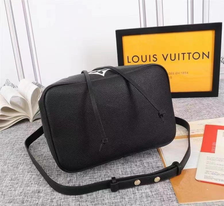 LV NÃƒÂ©oNoÃƒÂ© MM LV Initials And Monogram GlamIowers Black/White For Women, WoHandbags 10.2in/26cm LV M45497