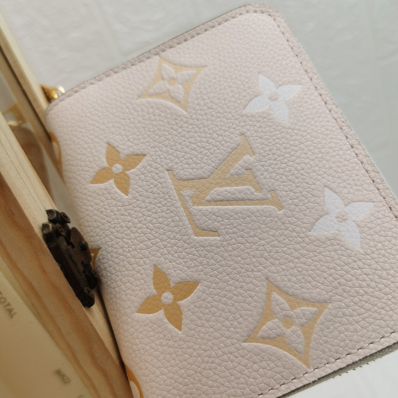 EN - New Arrival Wallet LUV 110