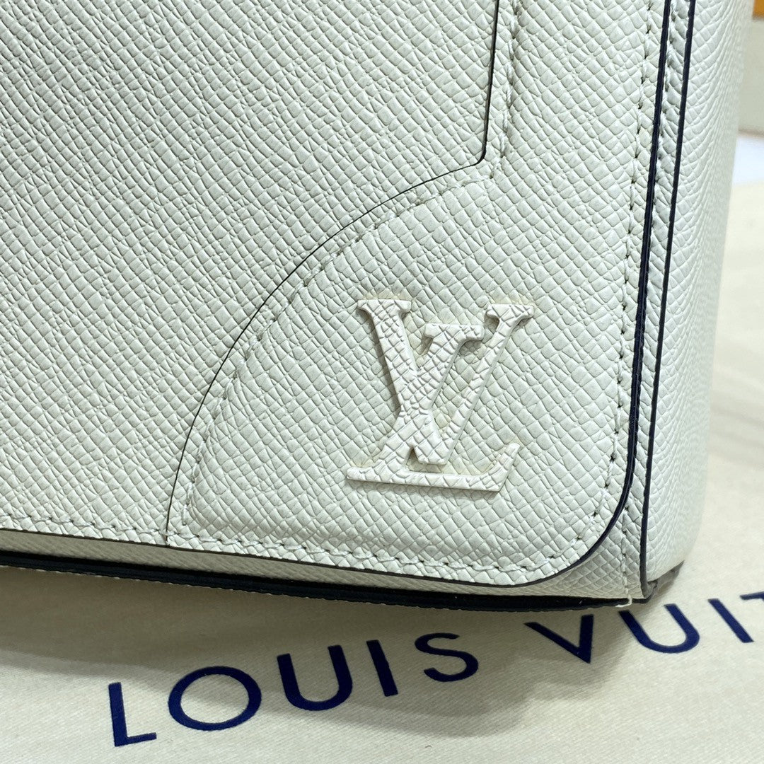 LV New GlamIap Messenger Bag Taiga White For Men, Bags, Shoulder And Crossbody Bags 11.1in/28.3cm LVÃ‚Â 