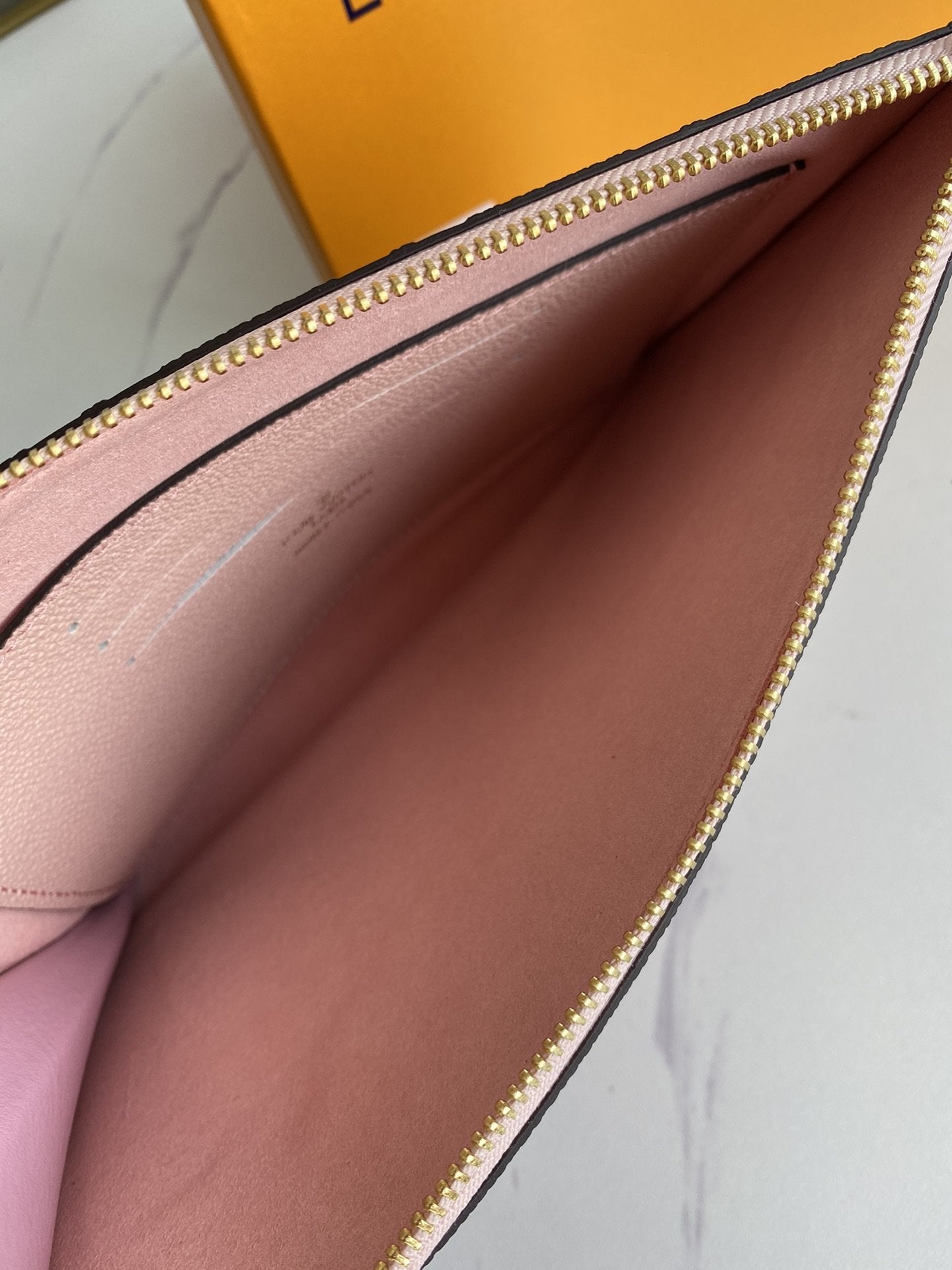 EN - New Arrival Wallet LUV 063