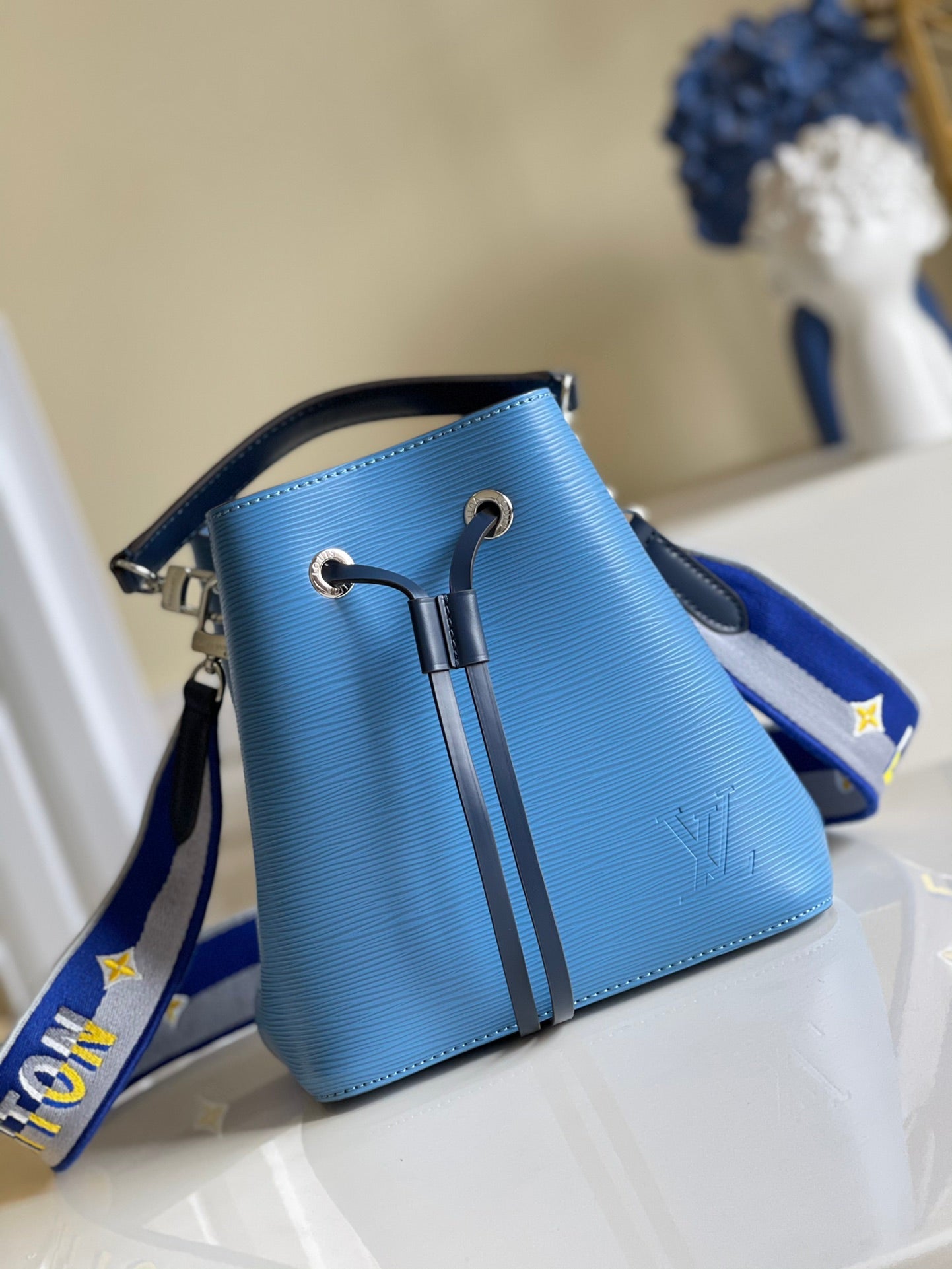 LV NeoNoe GLAMI Bucket Bag Bleuet Blue For Women,  Shoulder And Crossbody Bags 7.9in/20cm LV M57691