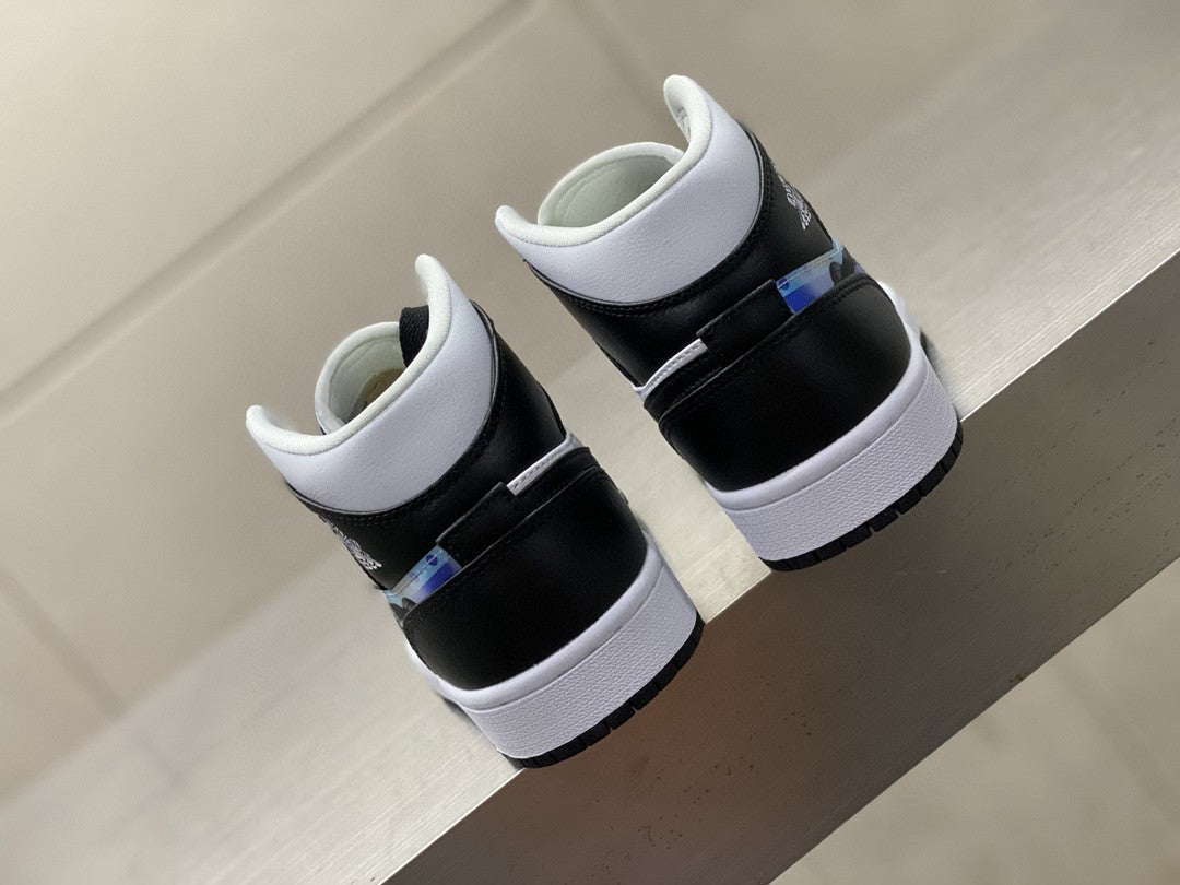 GLAMI Jordan 1 Mid Wmns ‘Hologram’ Black For Men DR9495-001