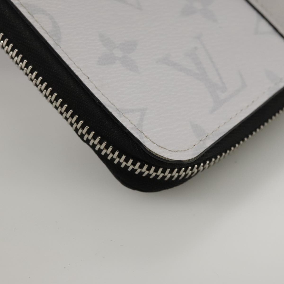 LOUIS VUITTON Taigalama Zippy Wallet Vertical Wallet White M30446 LV am7452