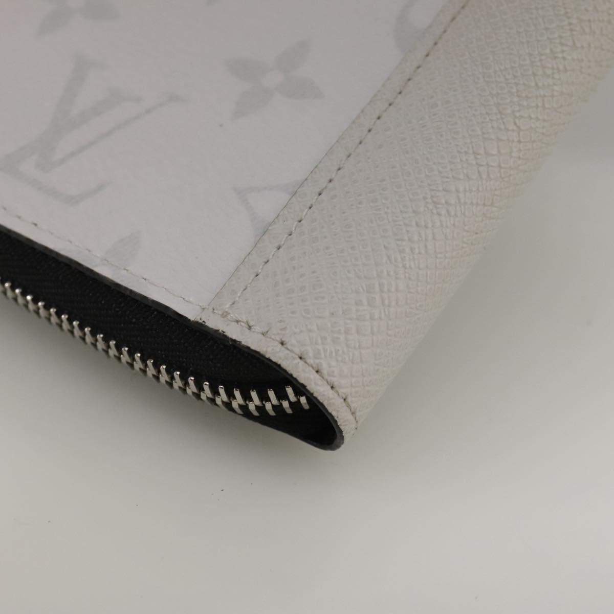LOUIS VUITTON Taigalama Zippy Wallet Vertical Wallet White M30446 LV am7452