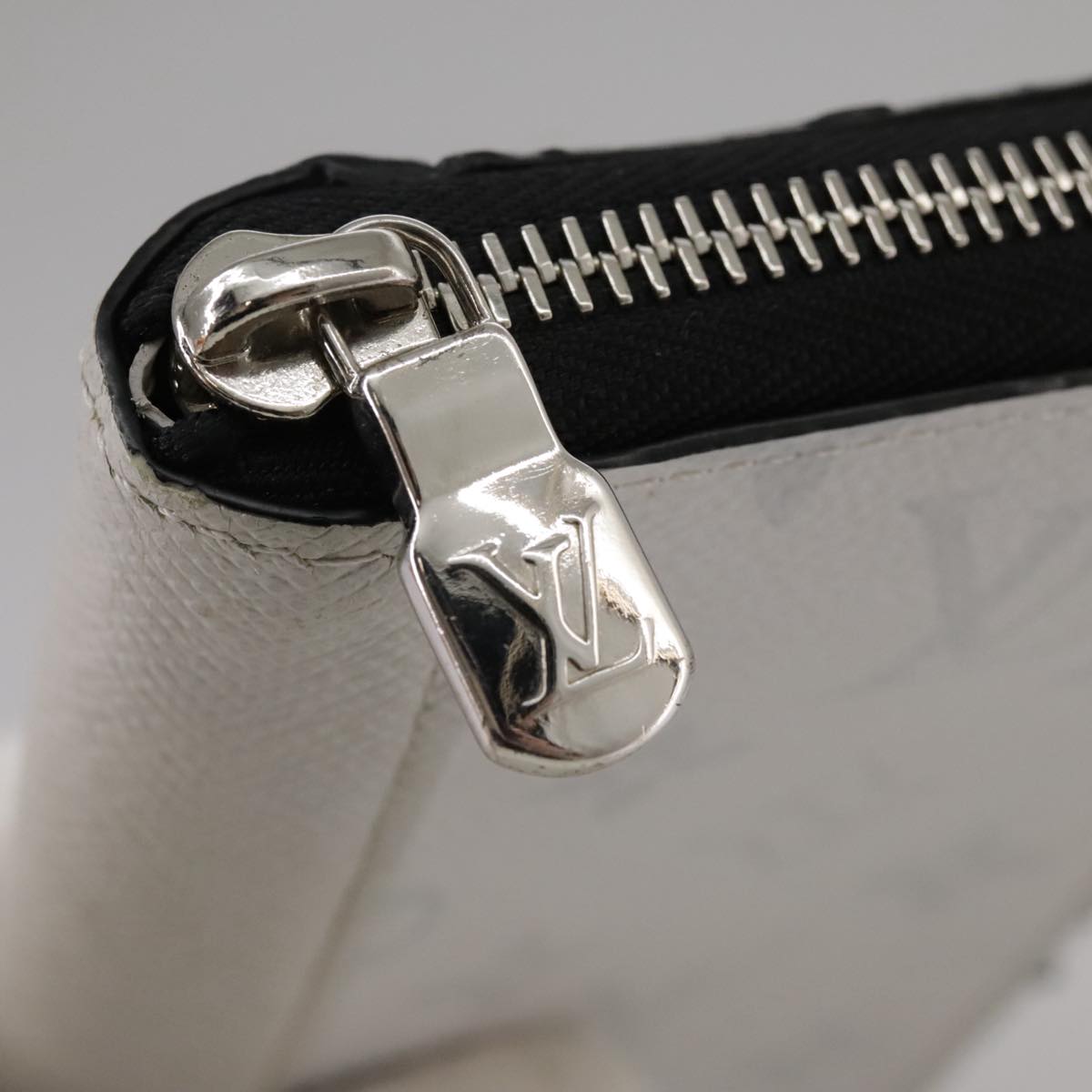 LOUIS VUITTON Taigalama Zippy Wallet Vertical Wallet White M30446 LV am7452