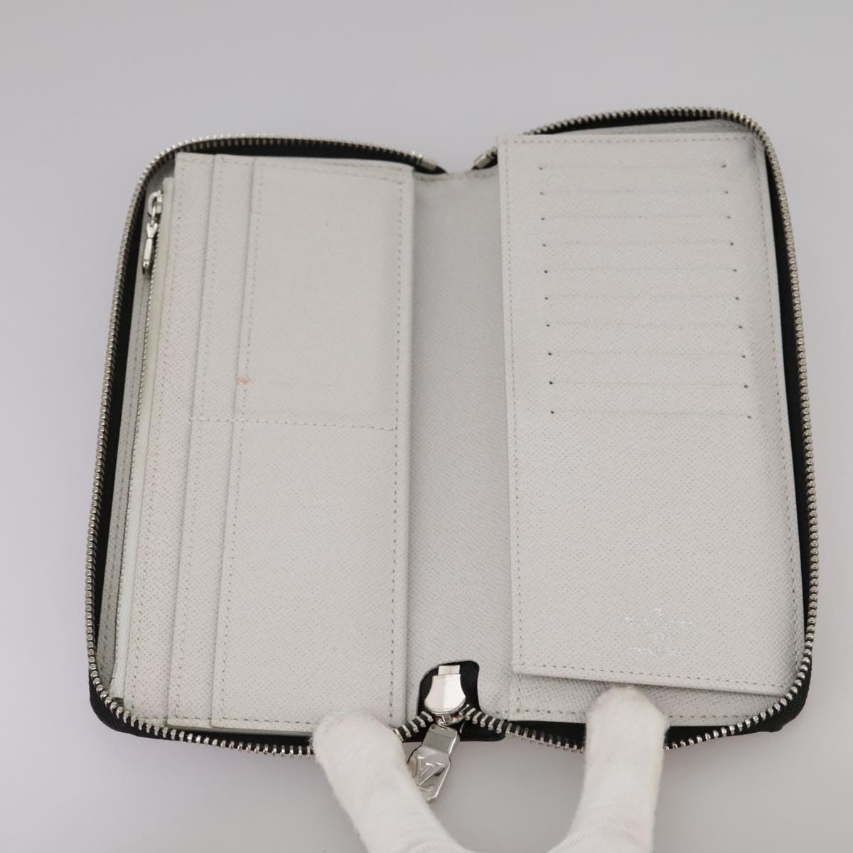 LOUIS VUITTON Taigalama Zippy Wallet Vertical Wallet White M30446 LV am7452