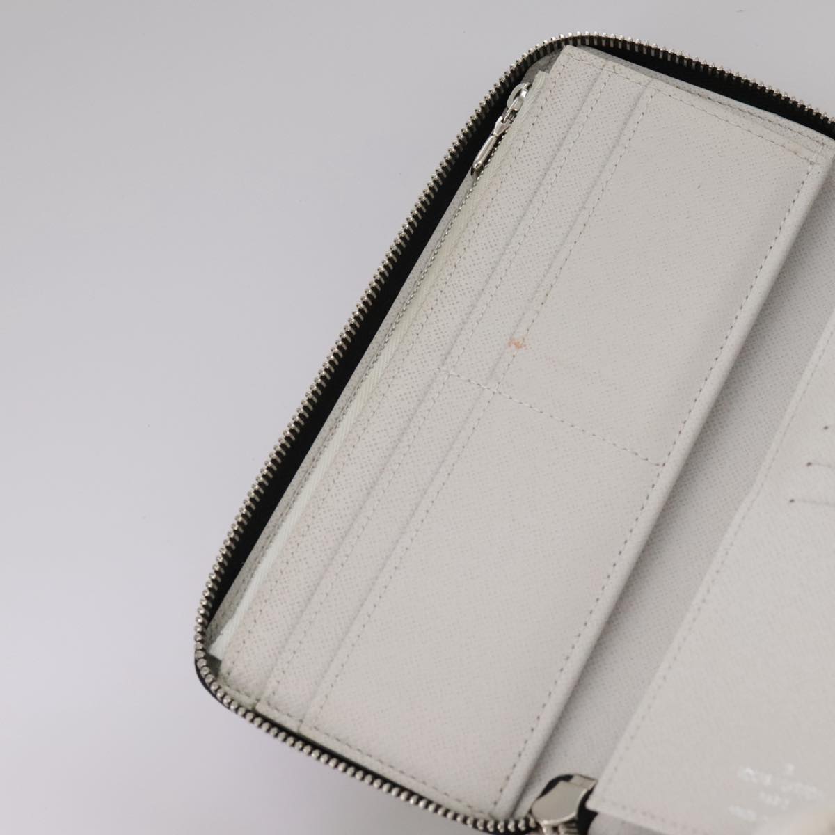 LOUIS VUITTON Taigalama Zippy Wallet Vertical Wallet White M30446 LV am7452