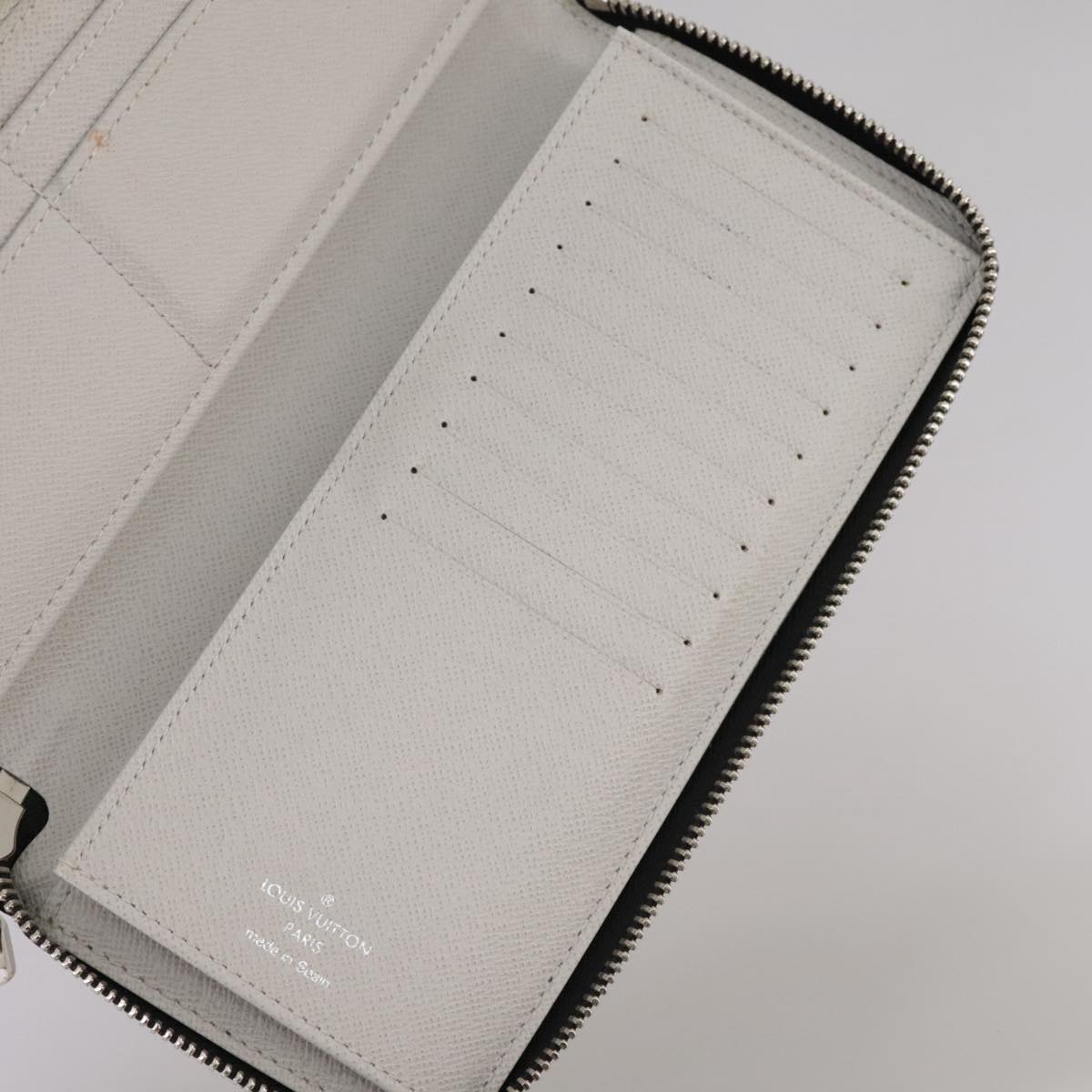 LOUIS VUITTON Taigalama Zippy Wallet Vertical Wallet White M30446 LV am7452