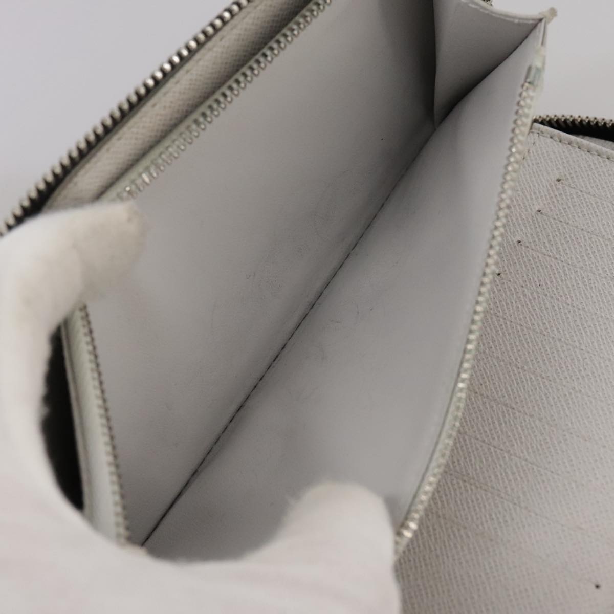 LOUIS VUITTON Taigalama Zippy Wallet Vertical Wallet White M30446 LV am7452