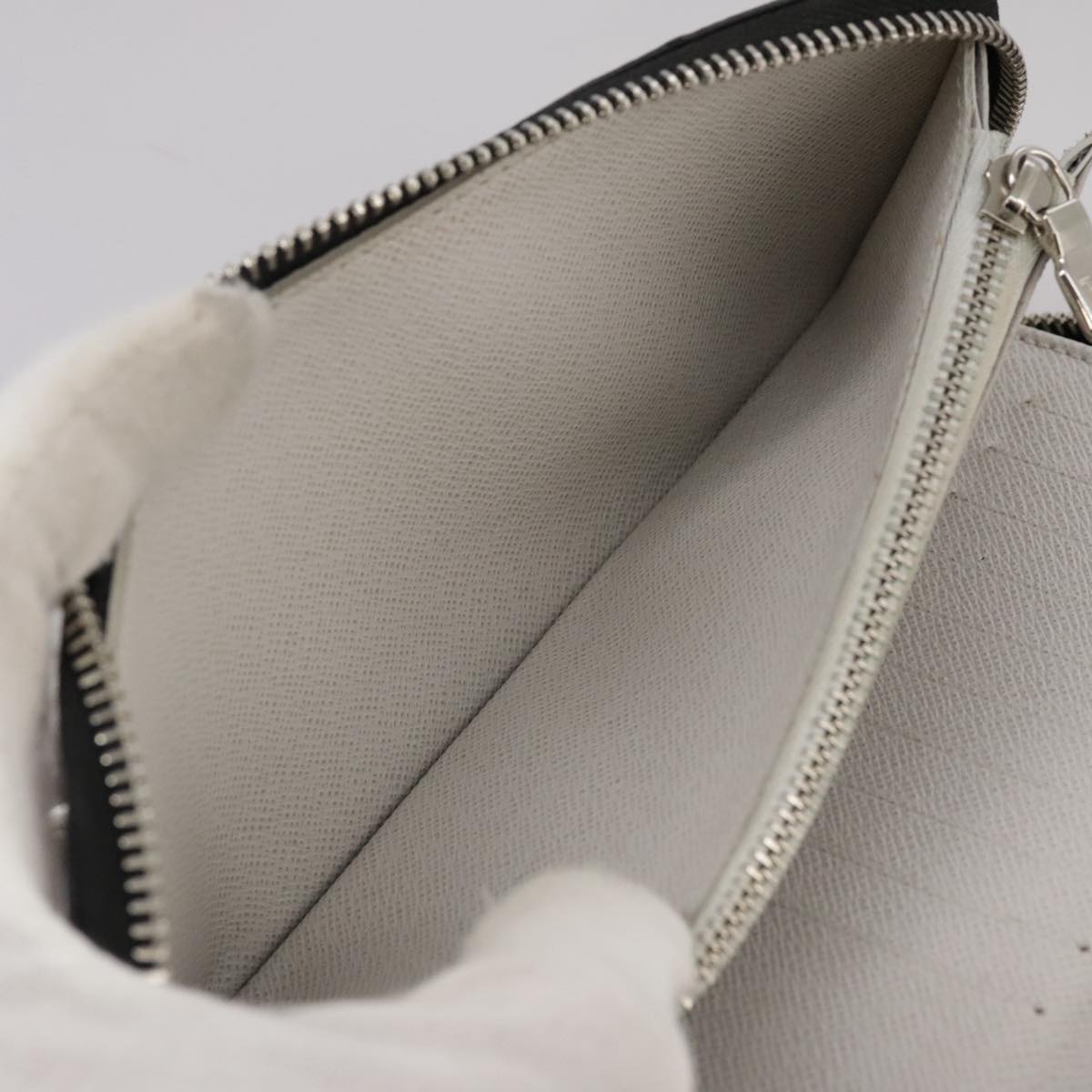 LOUIS VUITTON Taigalama Zippy Wallet Vertical Wallet White M30446 LV am7452