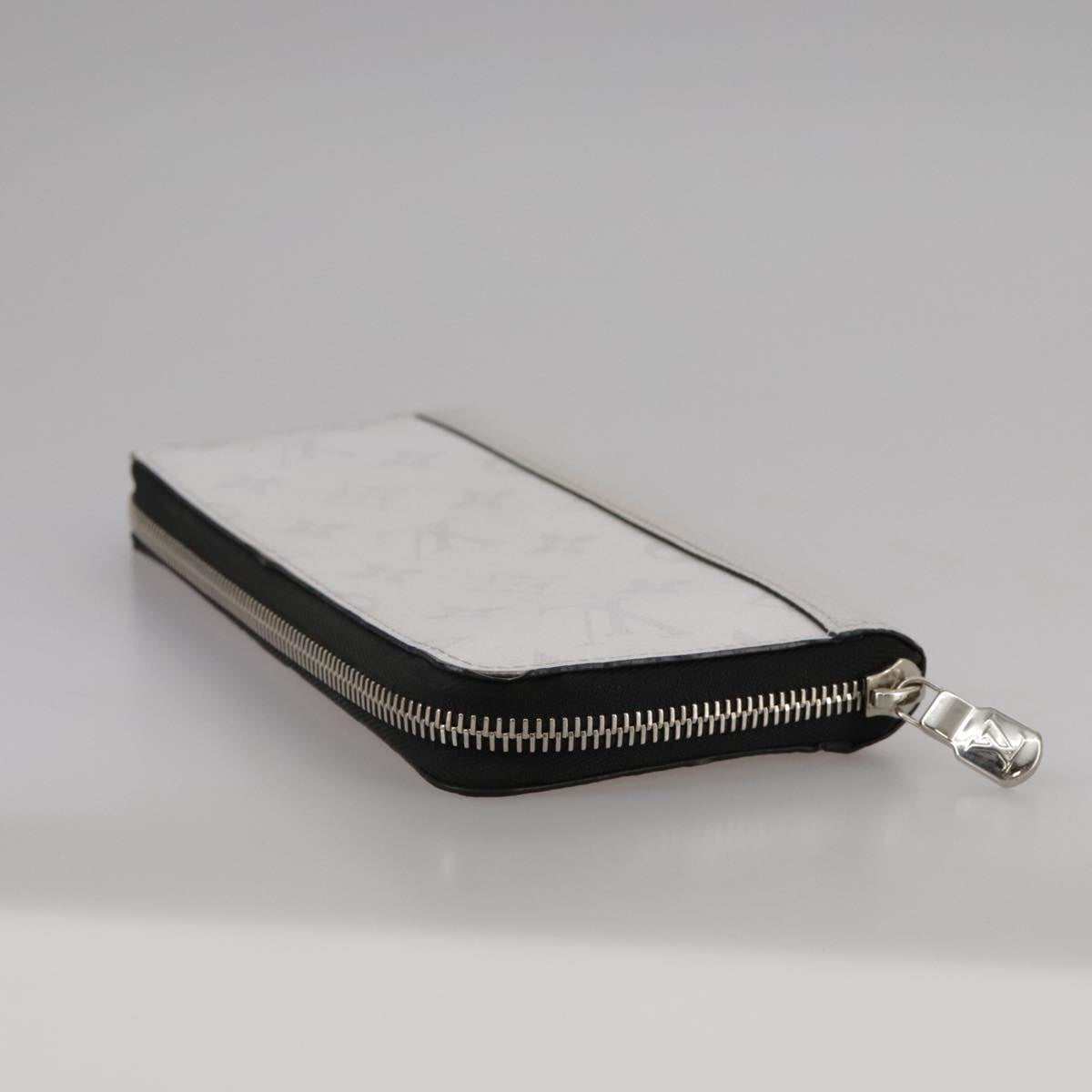 LOUIS VUITTON Taigalama Zippy Wallet Vertical Wallet White M30446 LV am7452